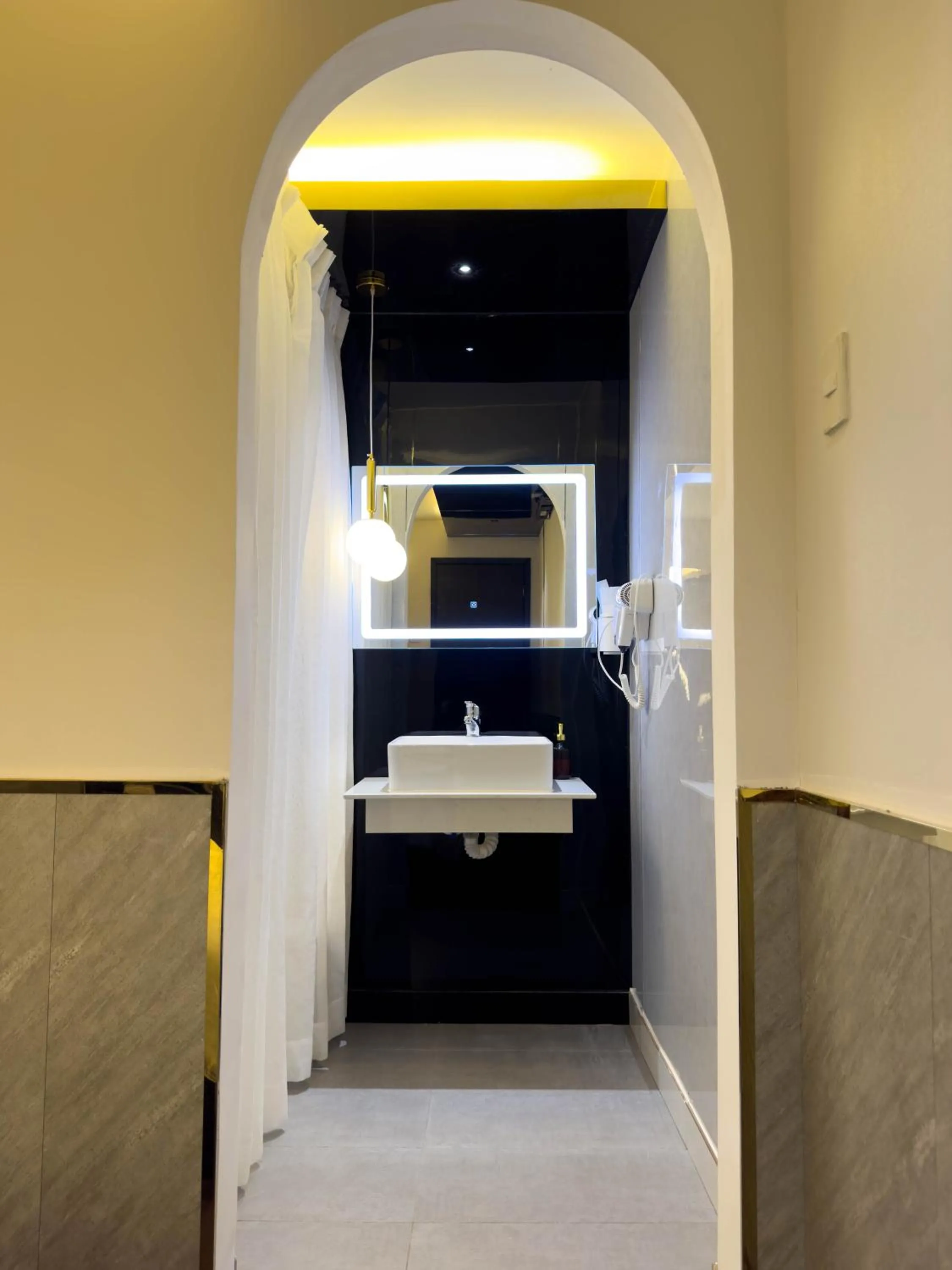 Shower in M&H Lux Hotel