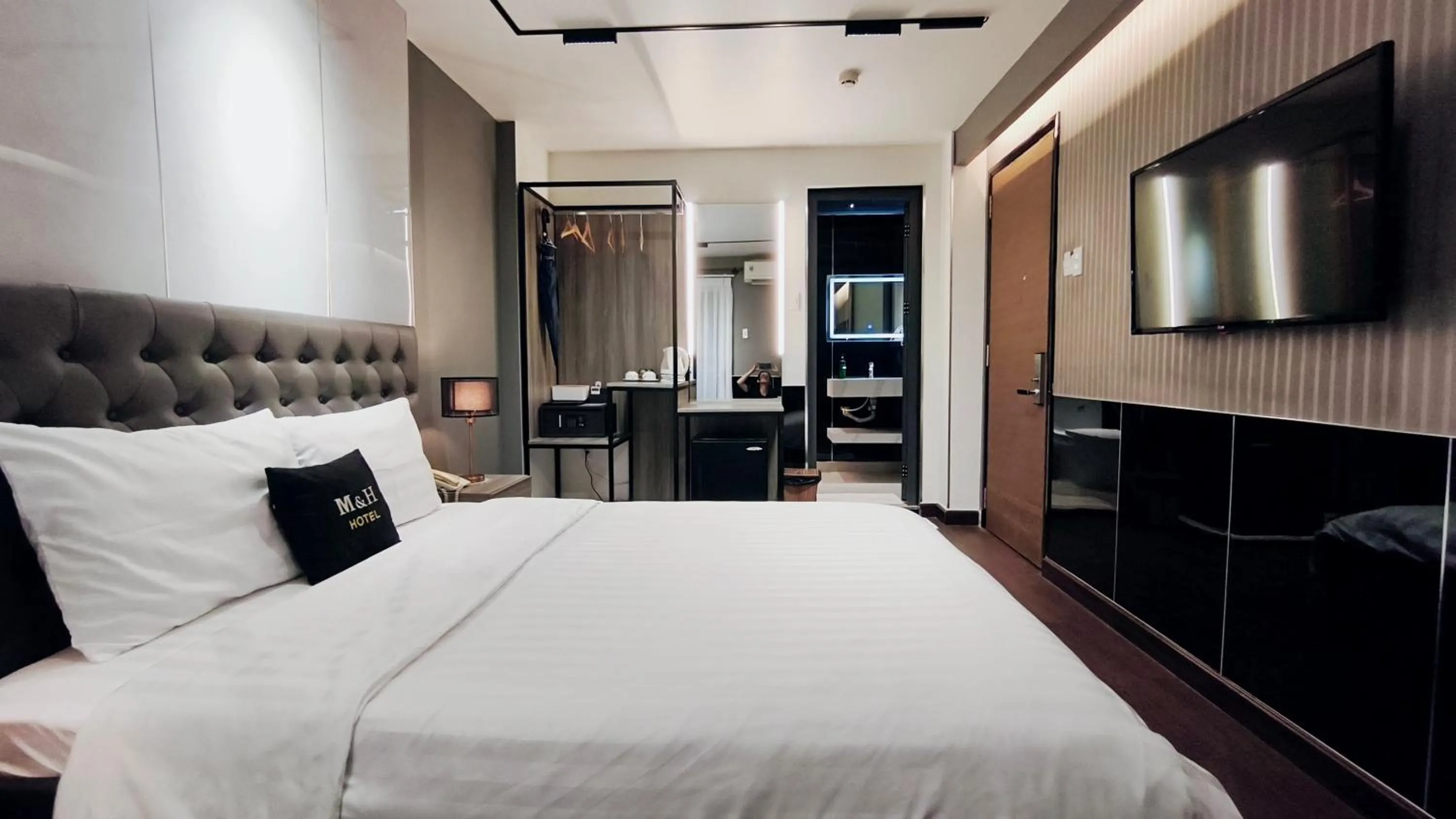 Photo of the whole room, Bed in M&H Lux Hotel