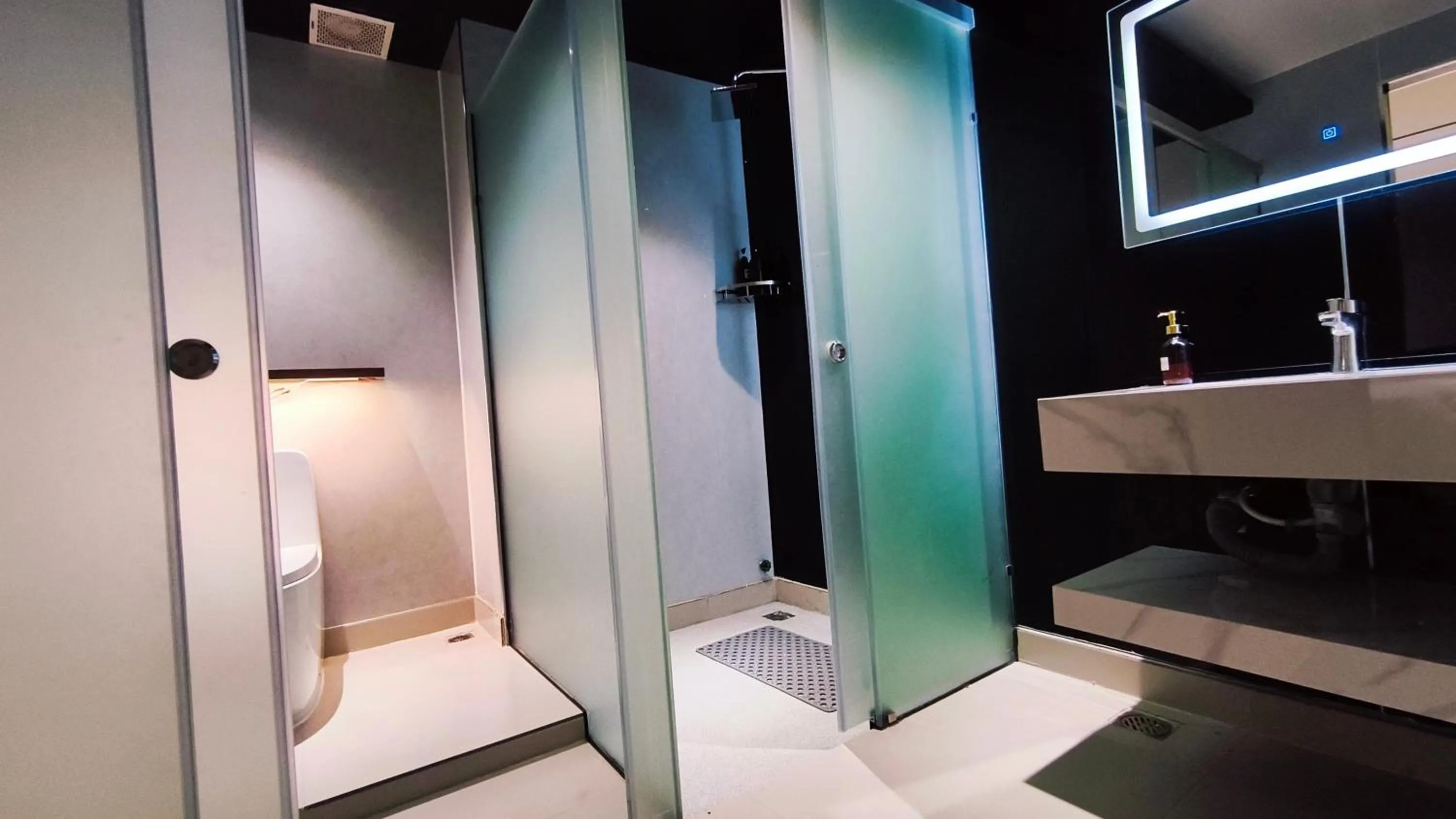Shower in M&H Lux Hotel