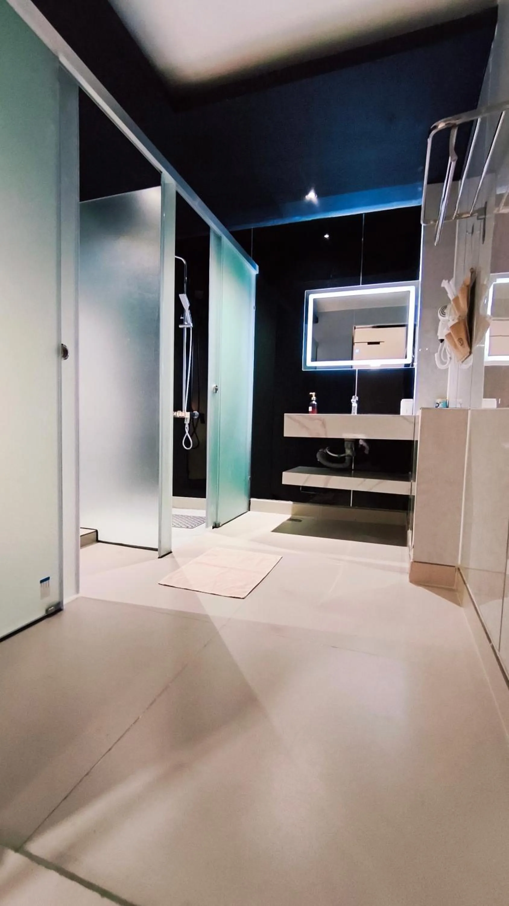 Shower in M&H Lux Hotel