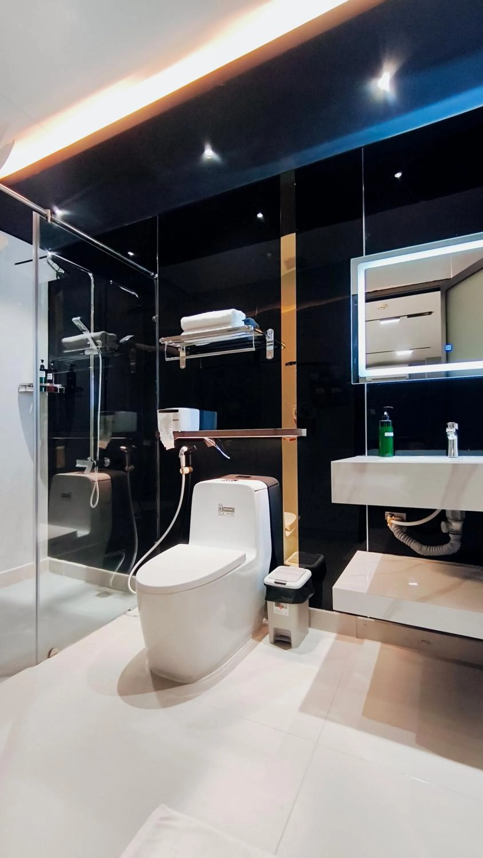 Shower in M&H Lux Hotel