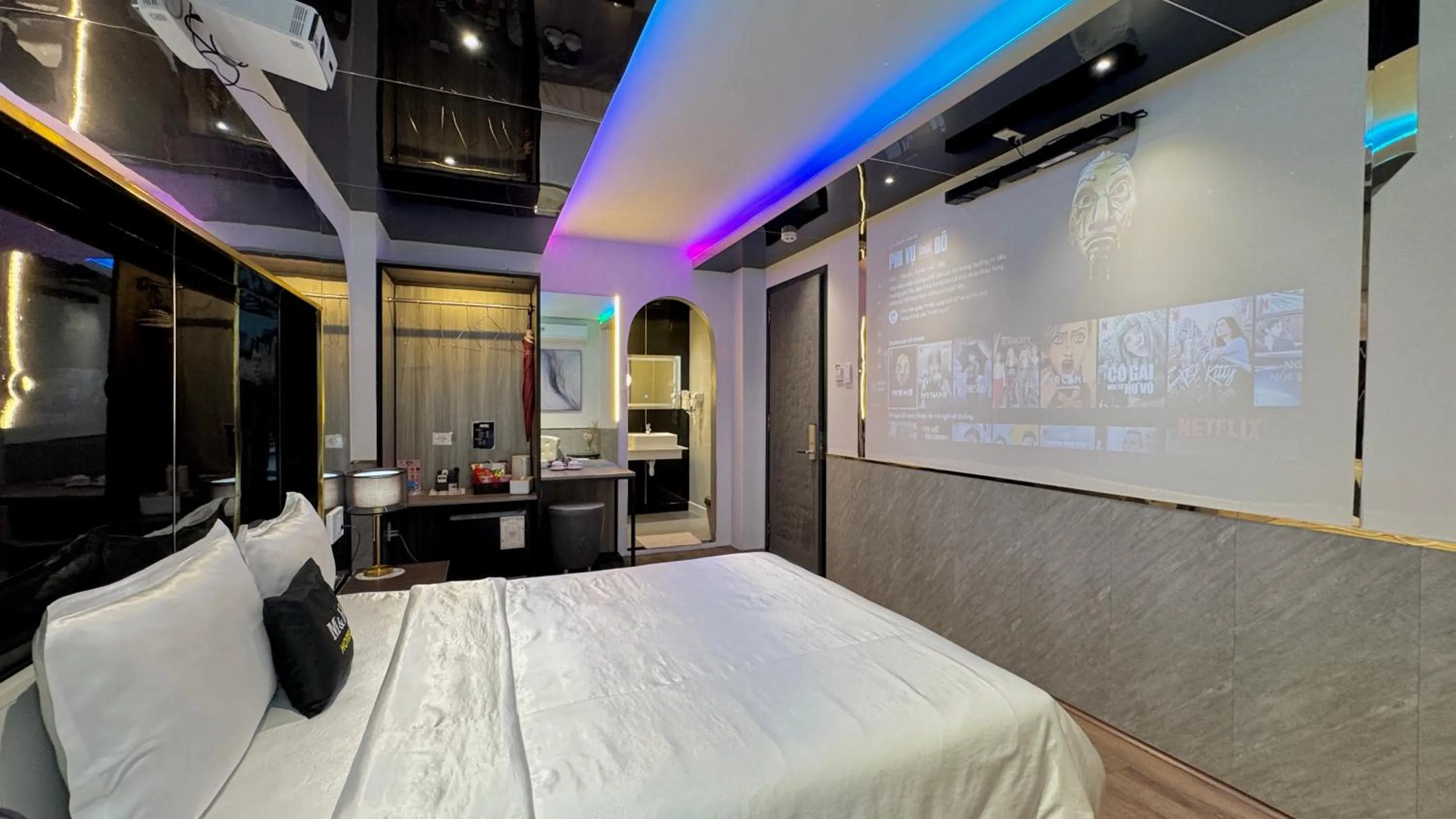 TV and multimedia, Bed in M&H Lux Hotel