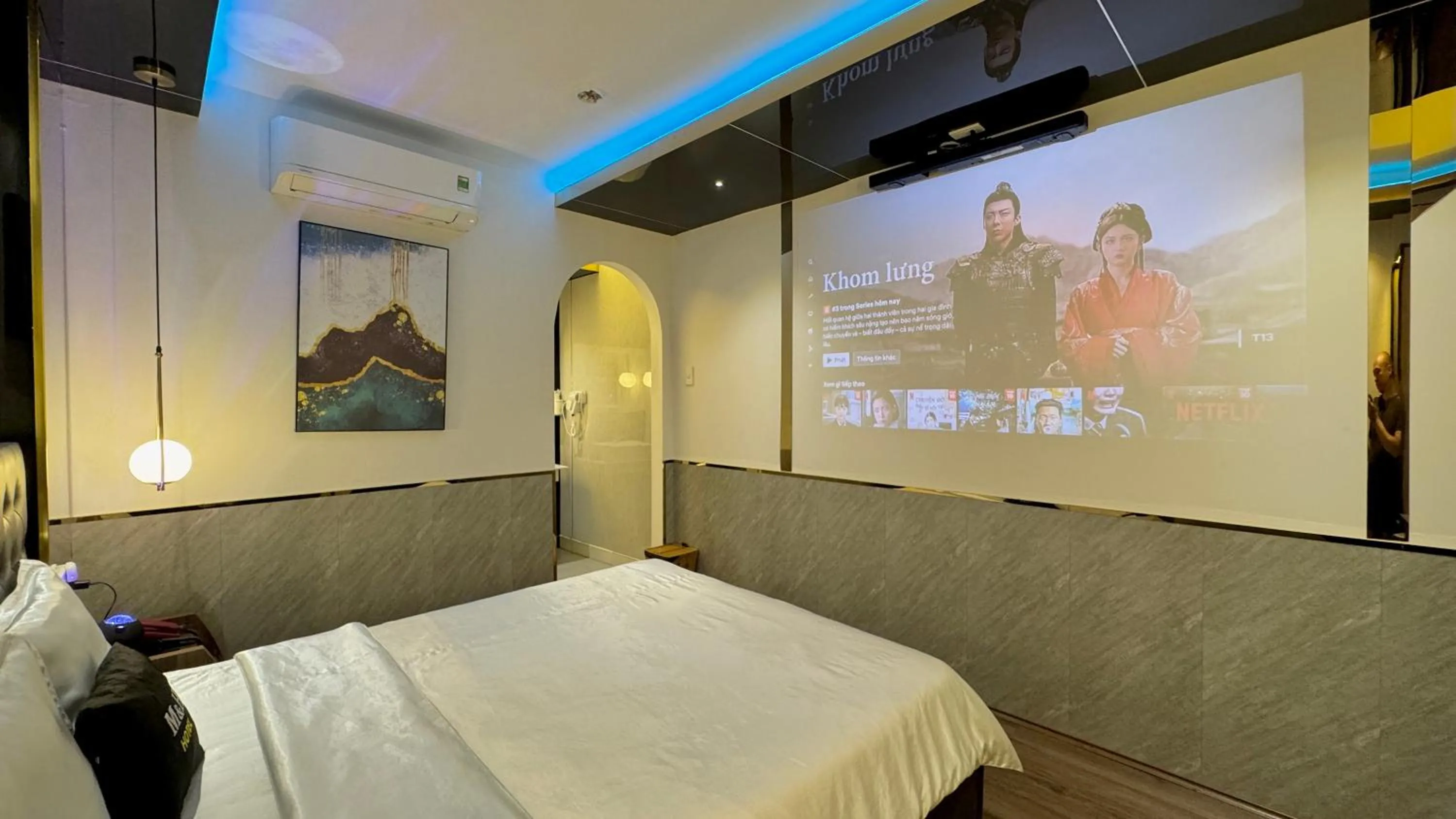 TV and multimedia, Bed in M&H Lux Hotel