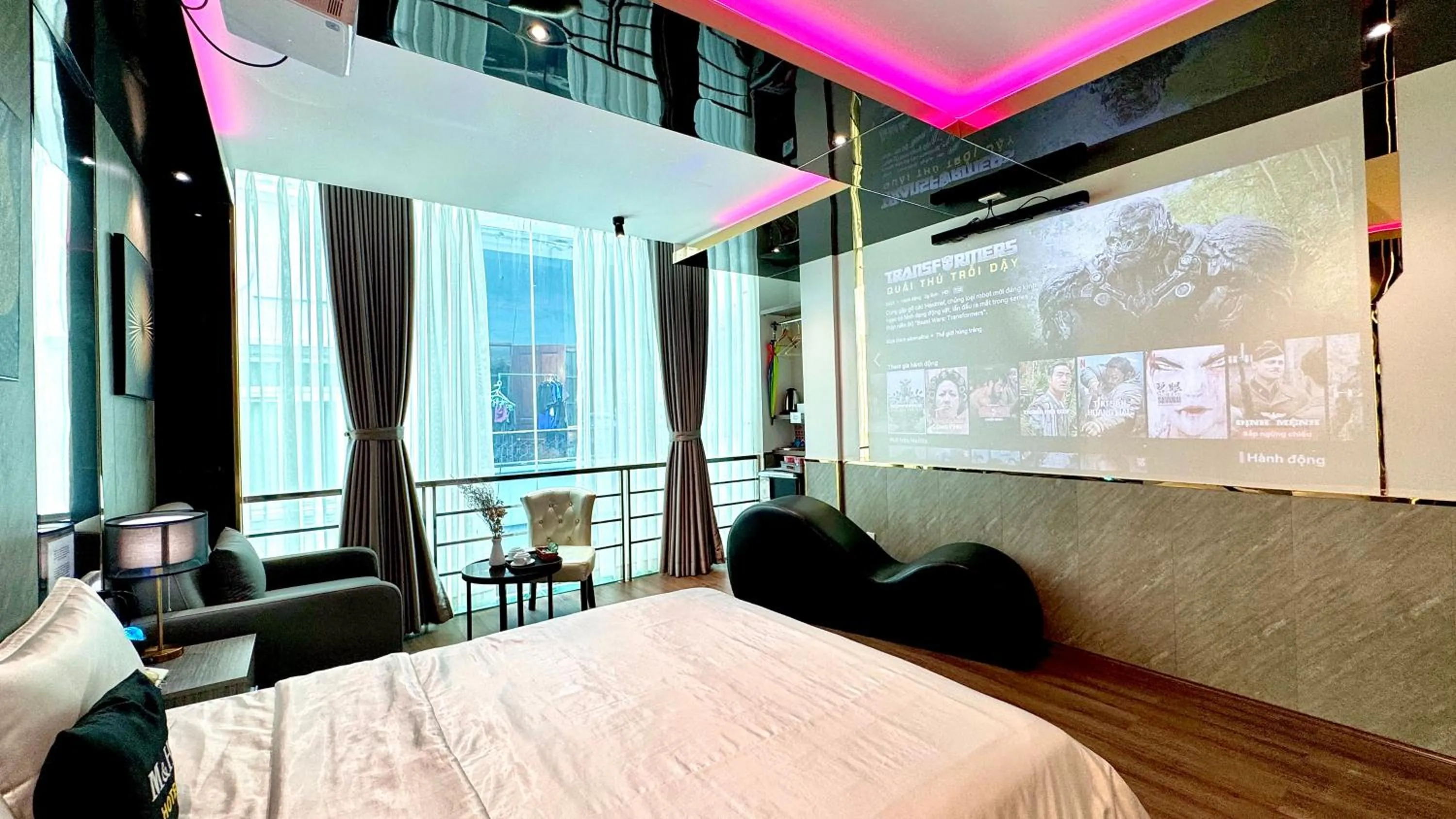 TV and multimedia, Bed in M&H Lux Hotel