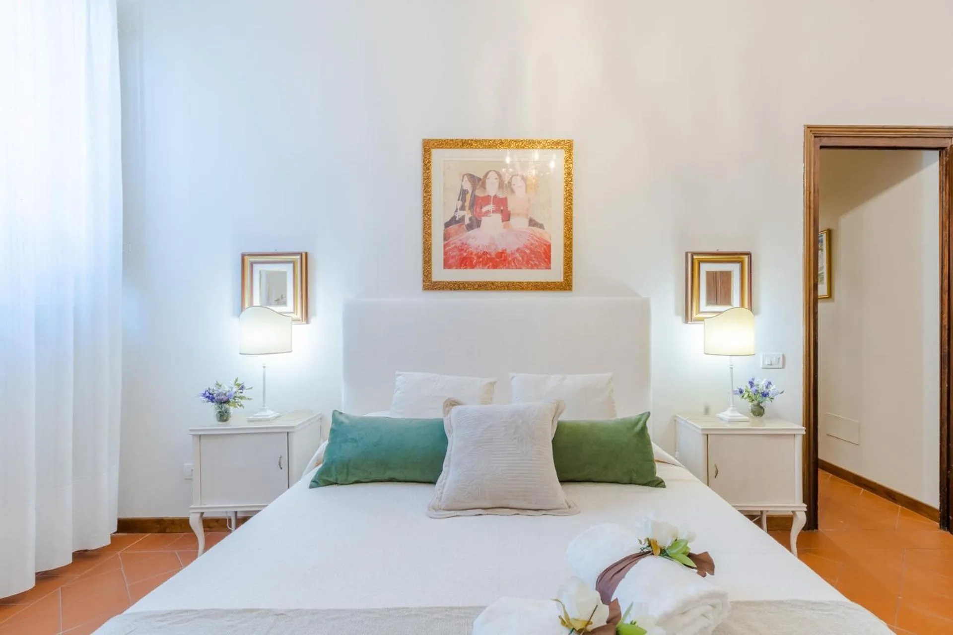 Bed in The Garden Along The Stream, romantic apartment Lucca