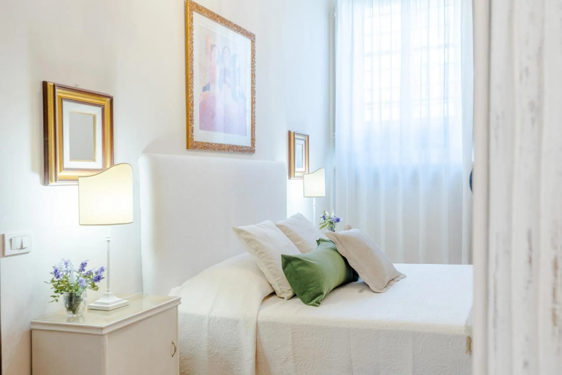 Bed in The Garden Along The Stream, romantic apartment Lucca