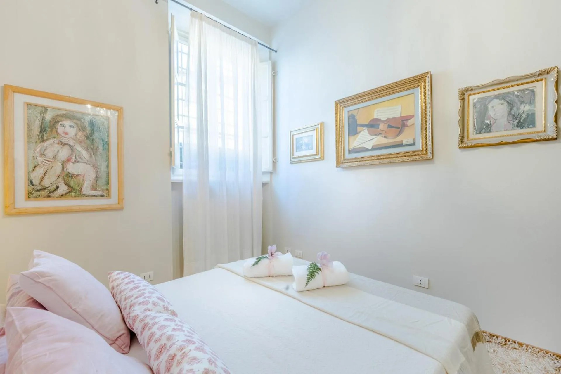 Bed in The Garden Along The Stream, romantic apartment Lucca