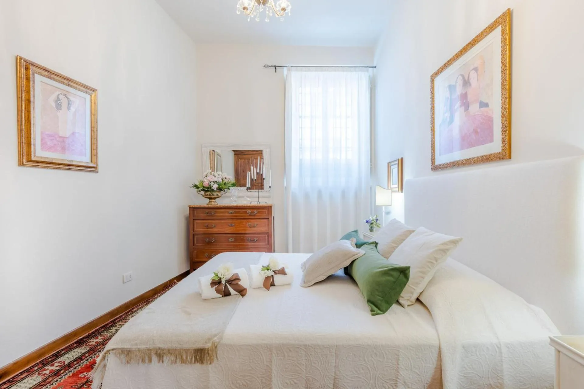 Bed in The Garden Along The Stream, romantic apartment Lucca