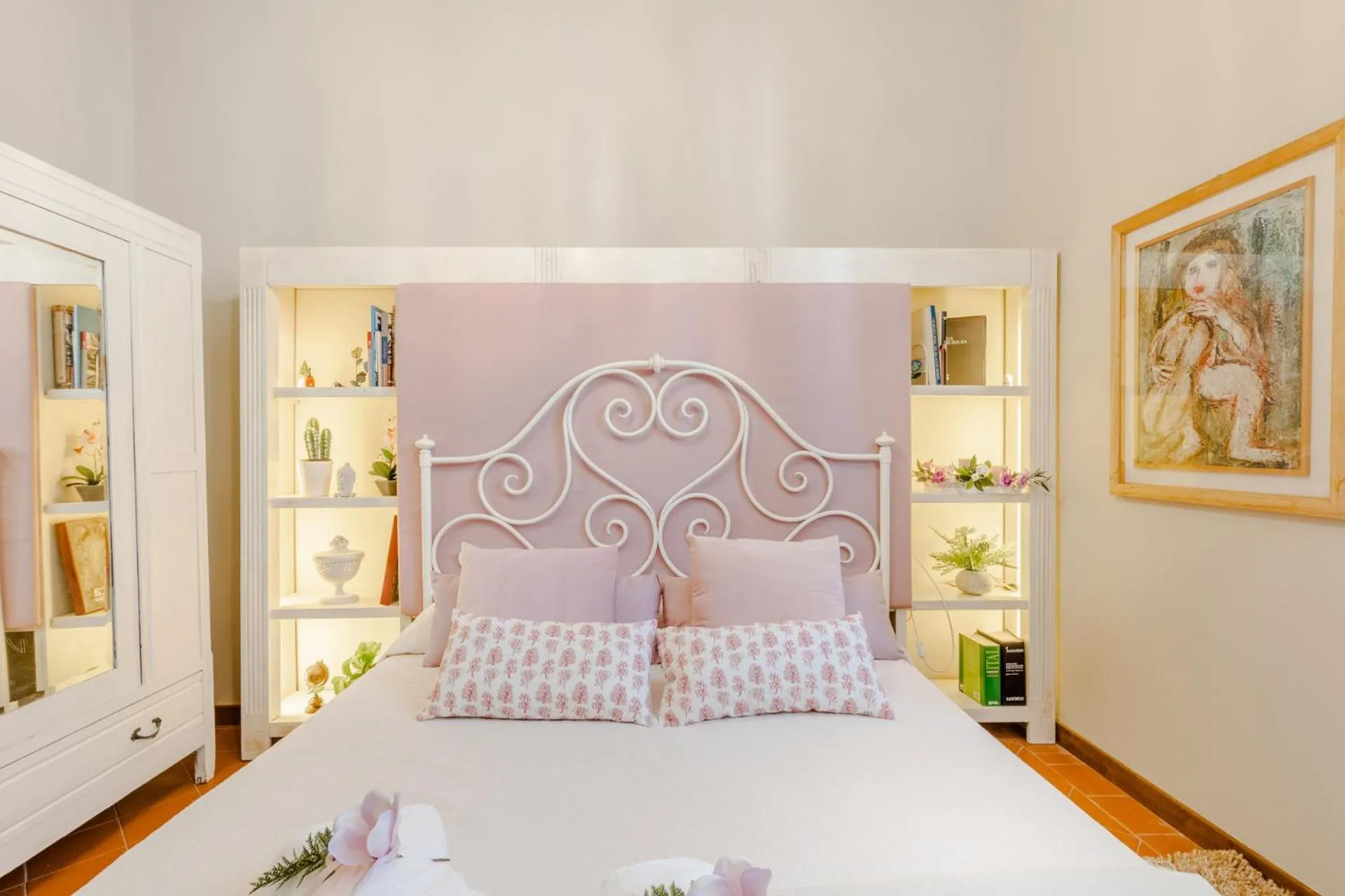Bed in The Garden Along The Stream, romantic apartment Lucca