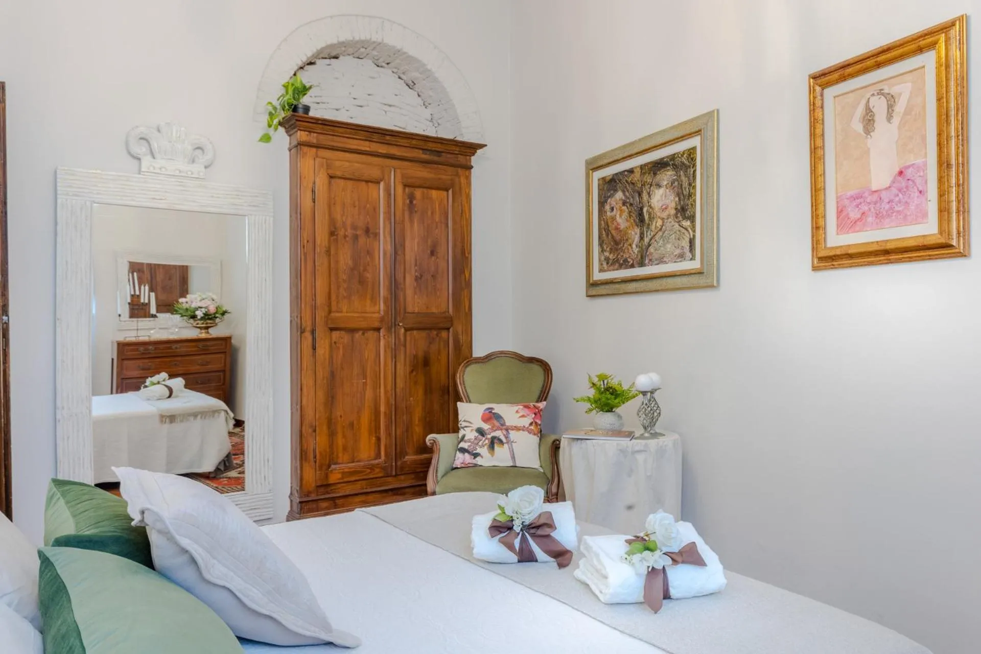 Bed in The Garden Along The Stream, romantic apartment Lucca