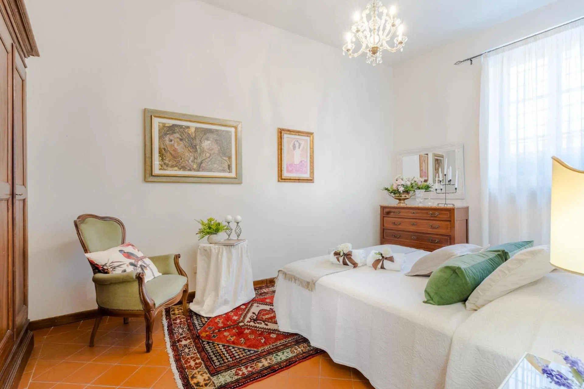 Bed in The Garden Along The Stream, romantic apartment Lucca