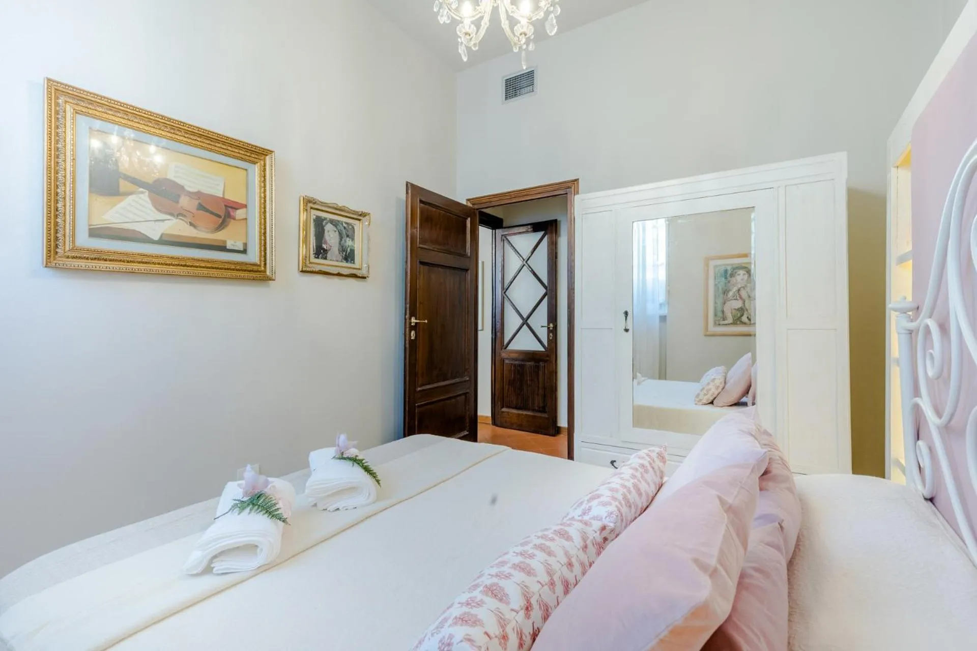Bed in The Garden Along The Stream, romantic apartment Lucca