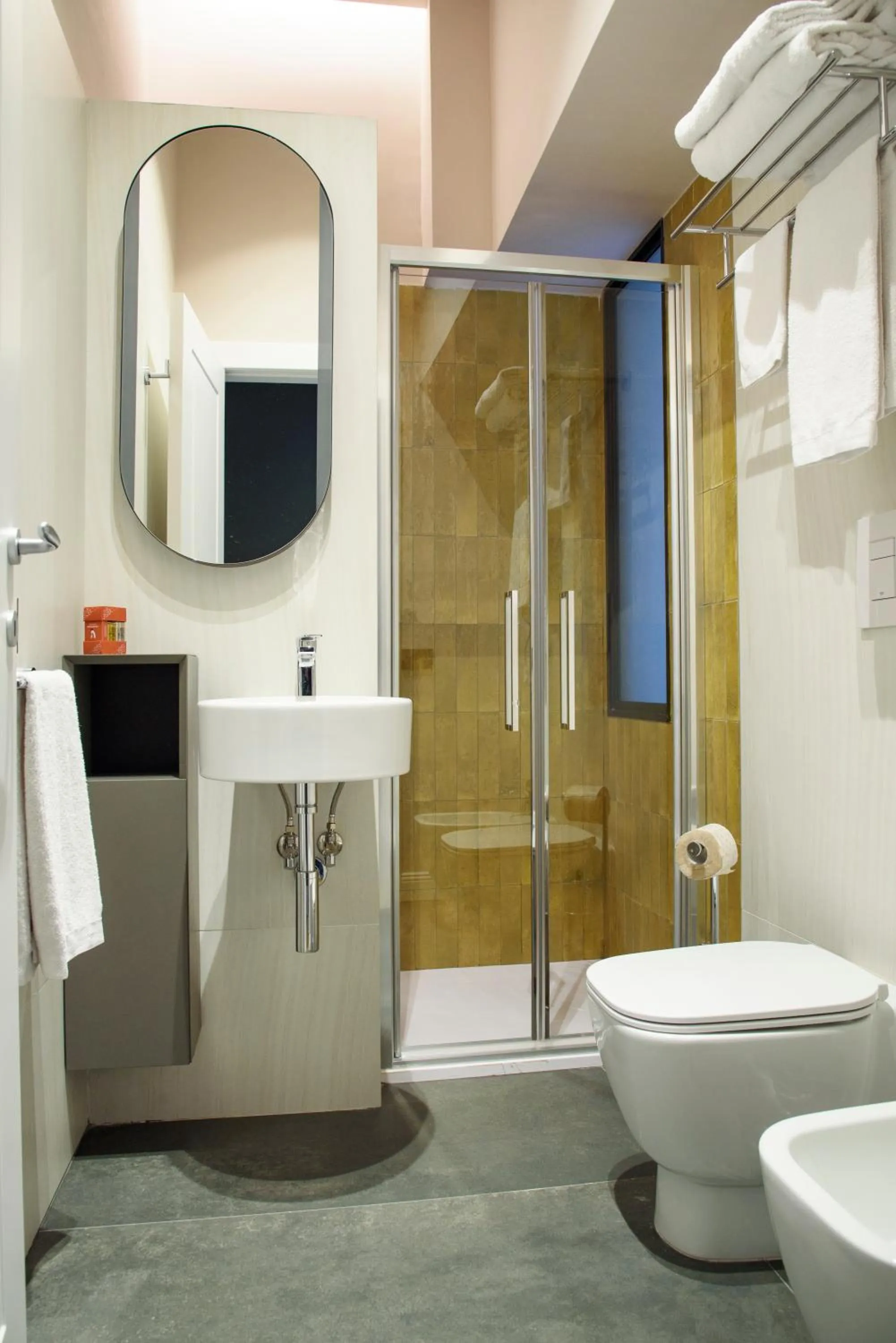 Shower in Vesuvius Palace Aparthotel