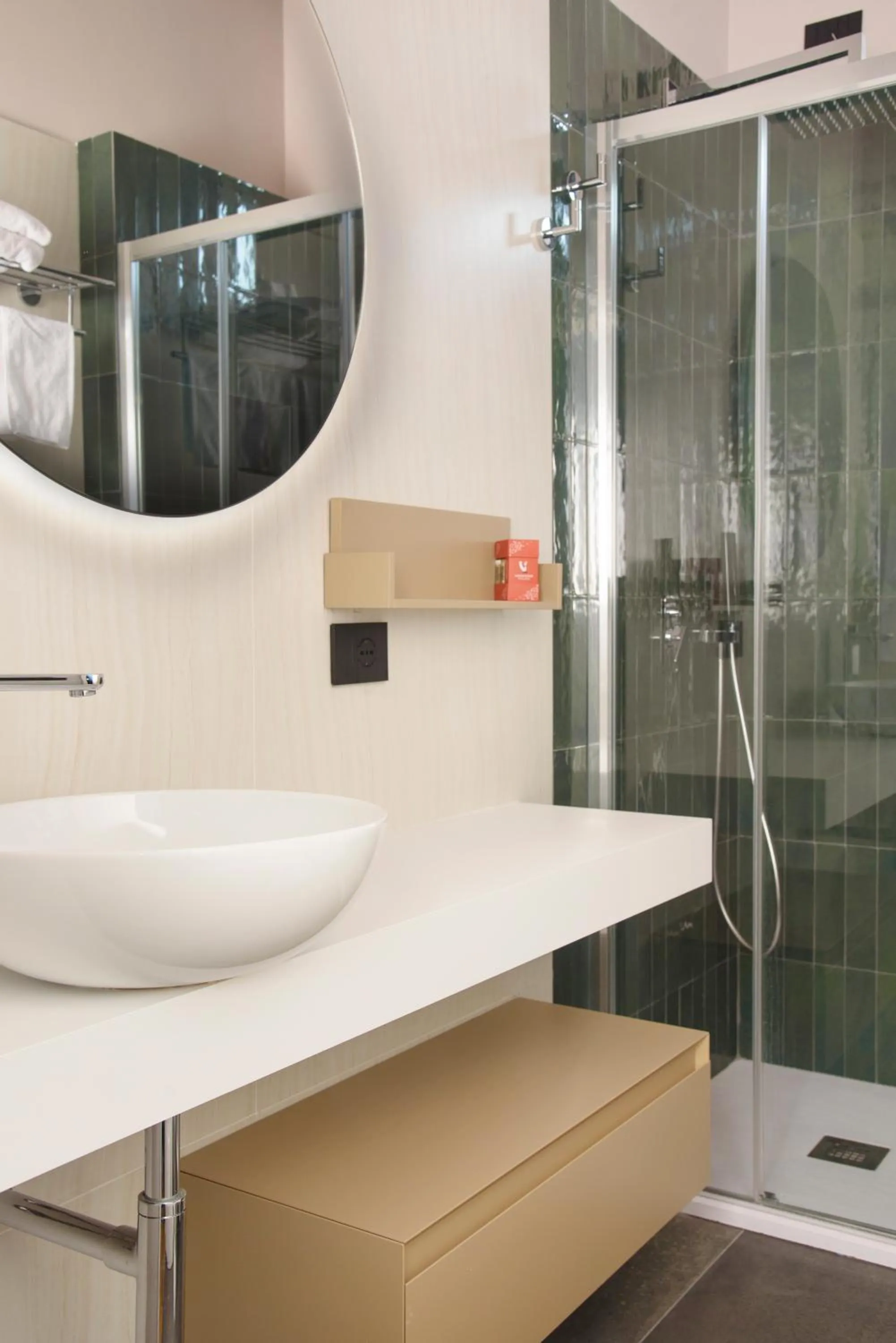 Shower in Vesuvius Palace Aparthotel