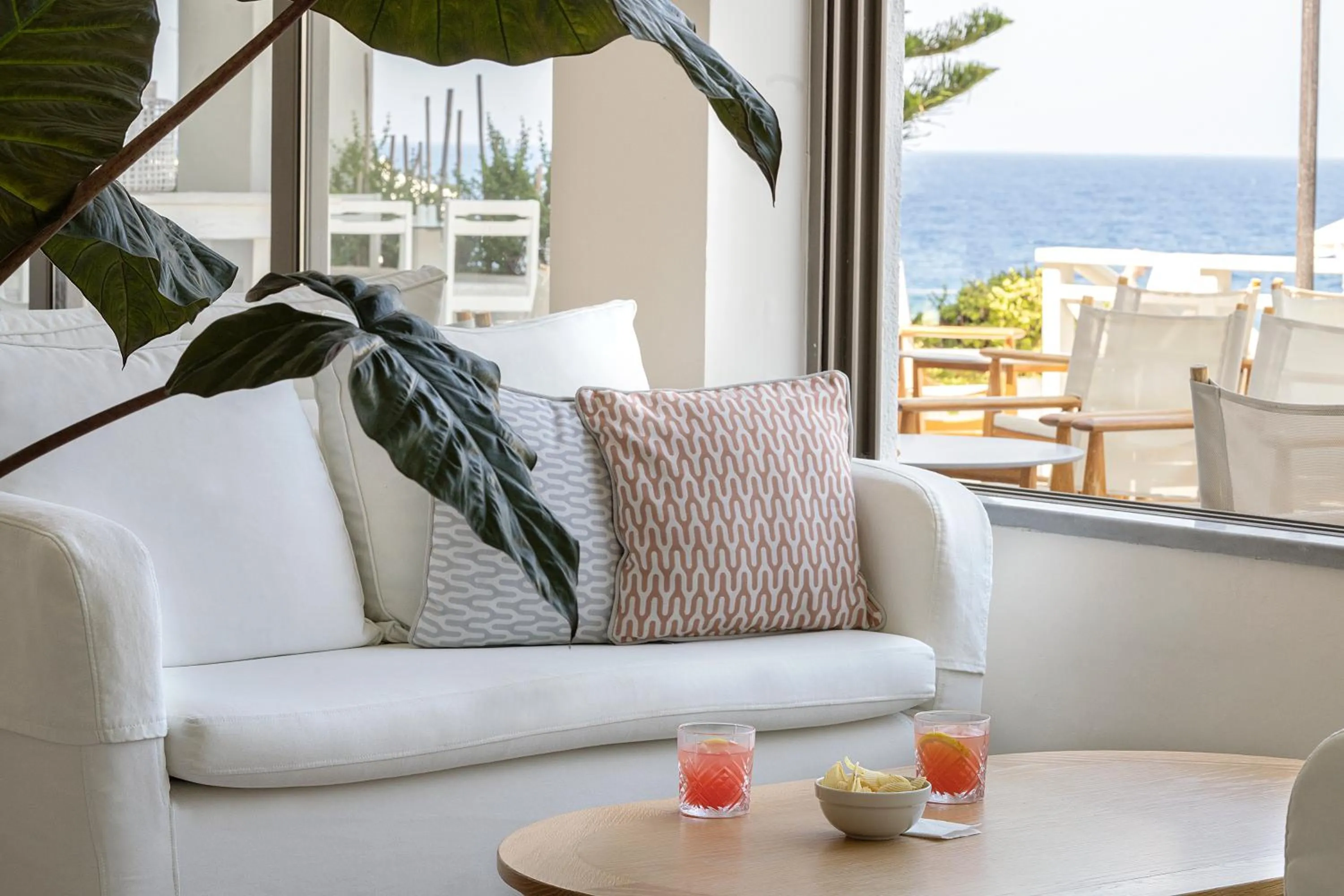 Lounge or bar in Maritimo Beach Hotel