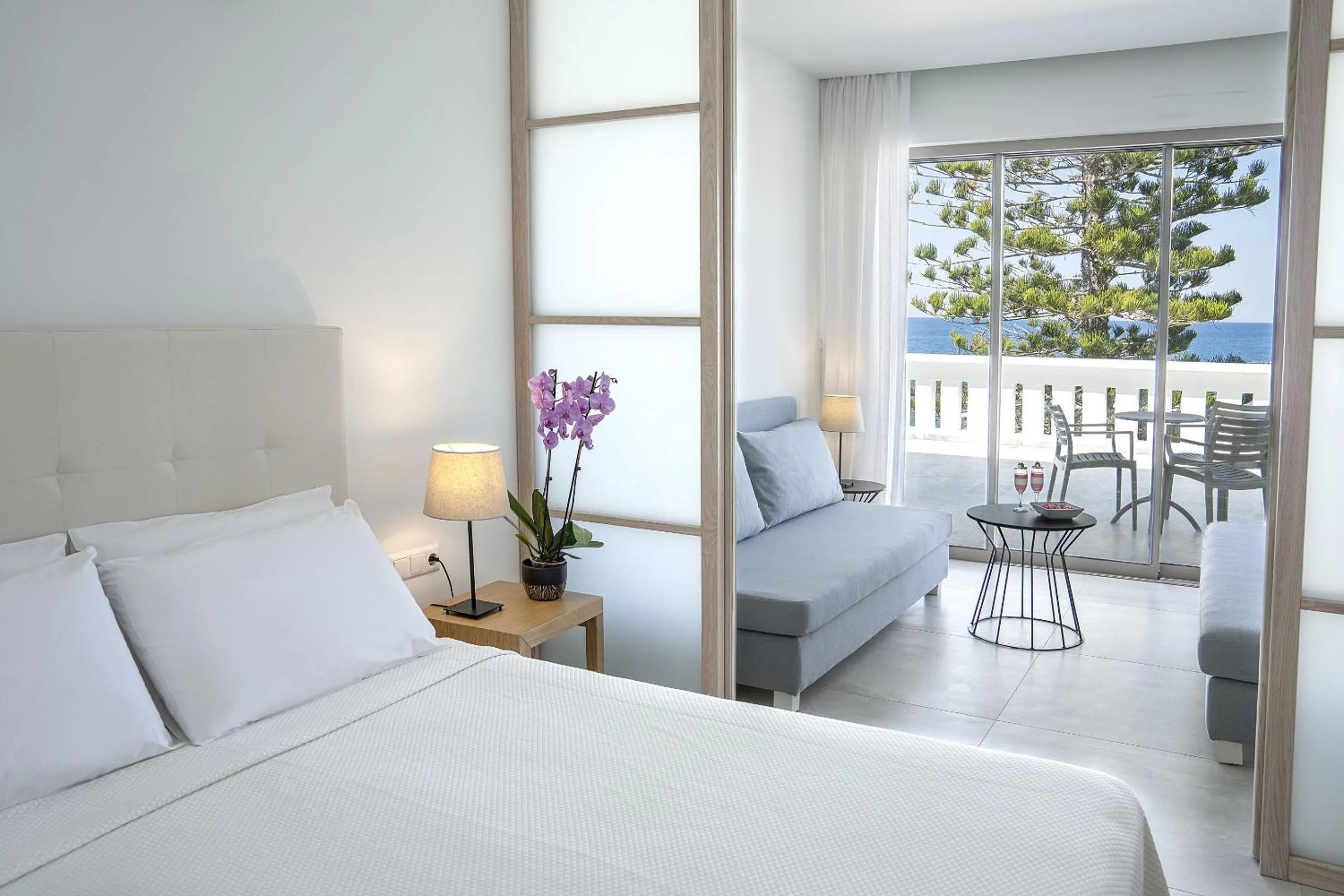 Balcony/Terrace, Bed in Maritimo Beach Hotel
