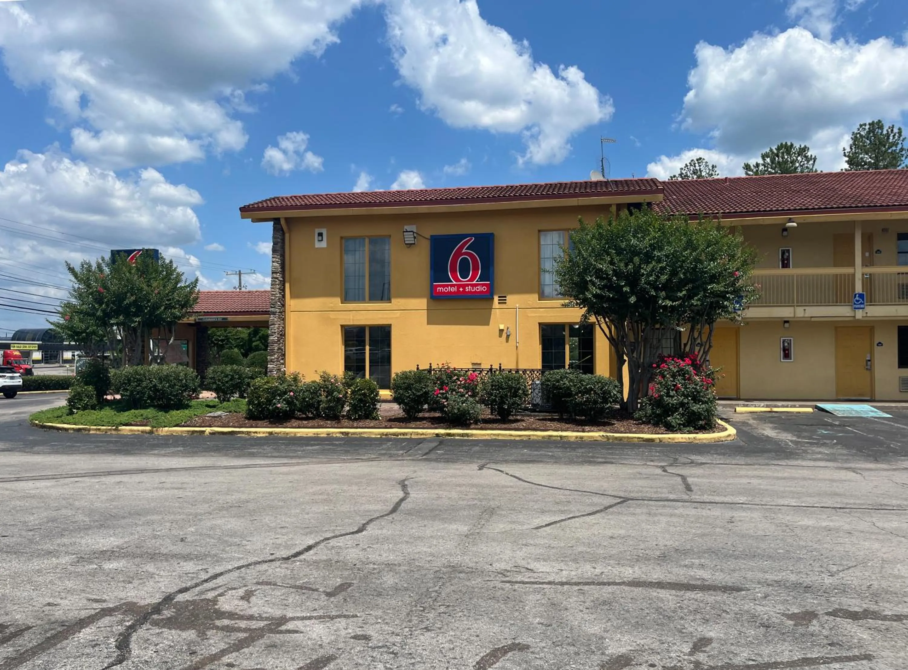 Property building in Studio 6 Huntsville, AL University Drive