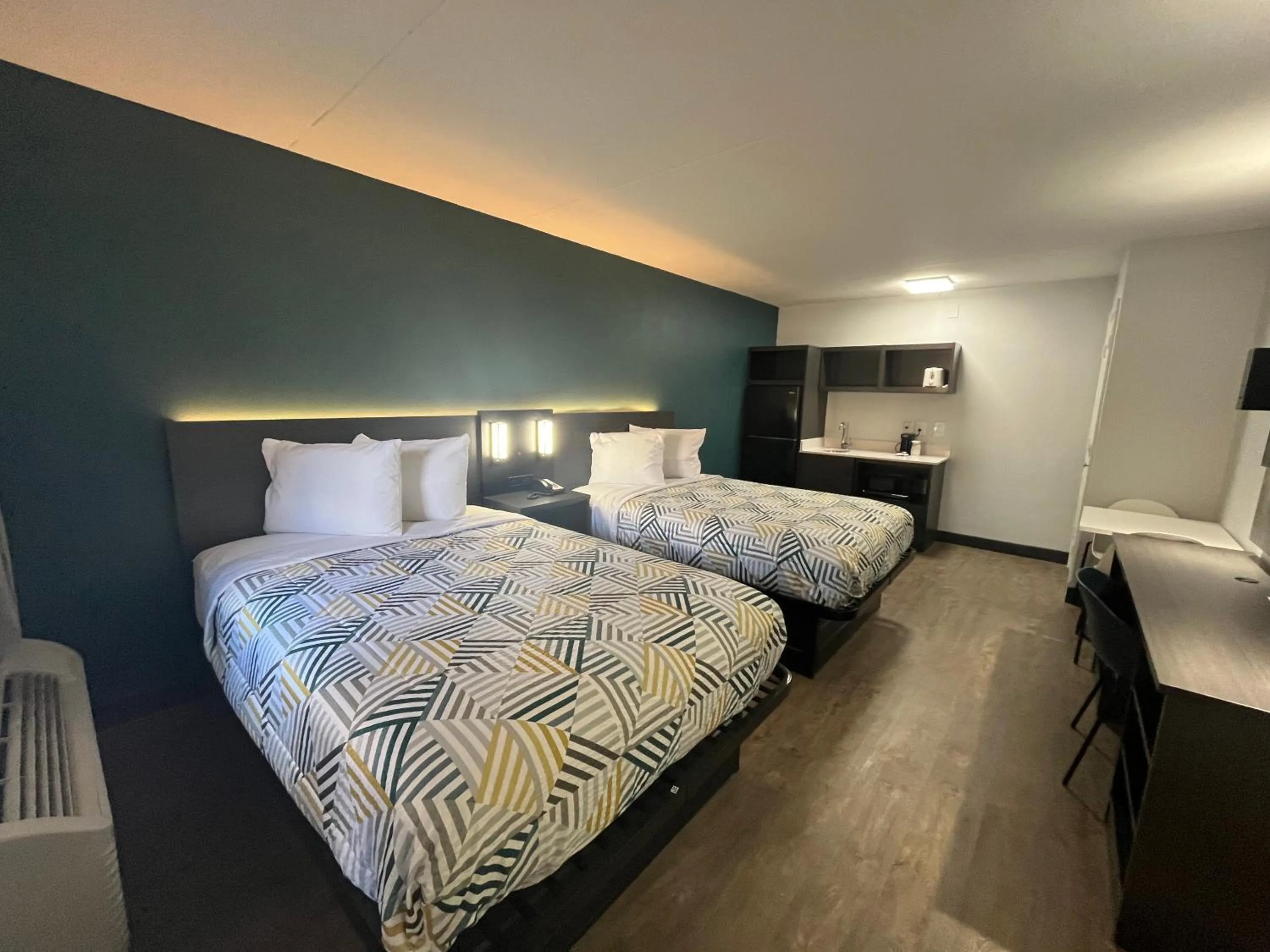 Bedroom, Bed in Studio 6 Huntsville, AL University Drive