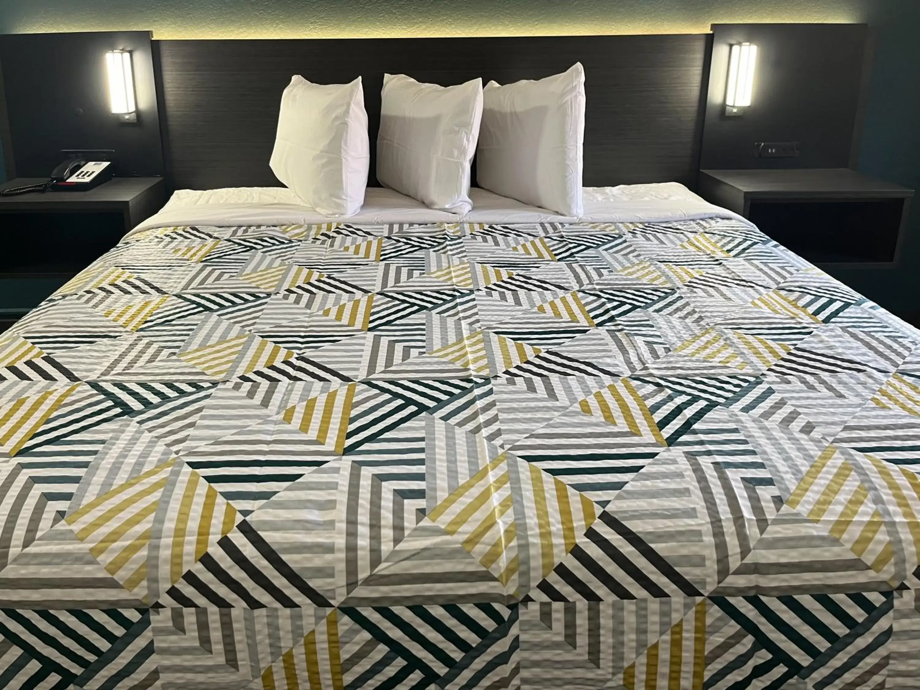 Deluxe King Room - Non-Smoking in Studio 6 Huntsville, AL University Drive Deluxe King Room - Non-Smoking in Studio 6 Huntsville, AL University Drive