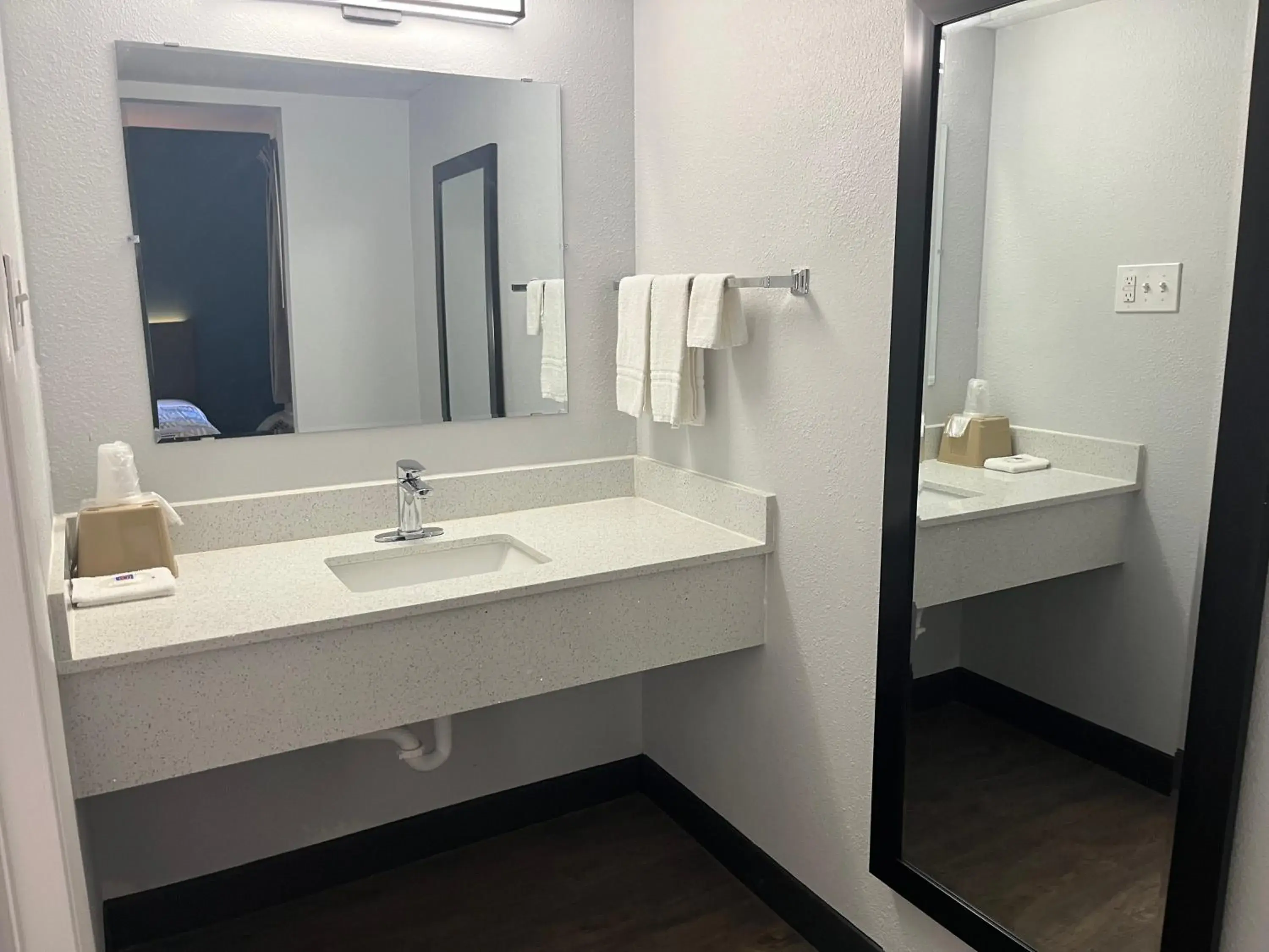 King Room - Disability Access - Non-Smoking in Studio 6 Huntsville, AL University Drive King Room - Disability Access - Non-Smoking in Studio 6 Huntsville, AL University Drive