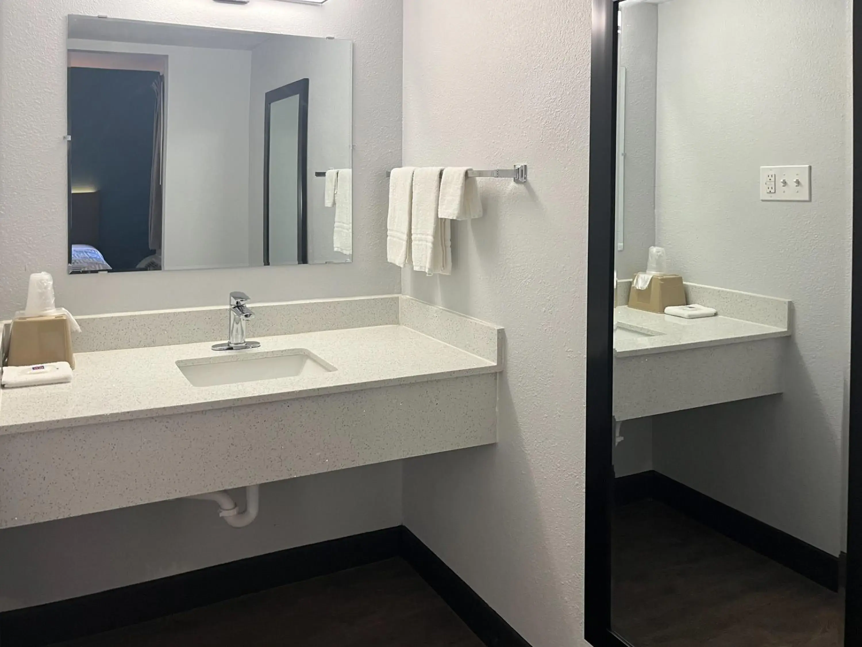 Quadruple Room - Smoking in Studio 6 Huntsville, AL University Drive Quadruple Room - Smoking in Studio 6 Huntsville, AL University Drive