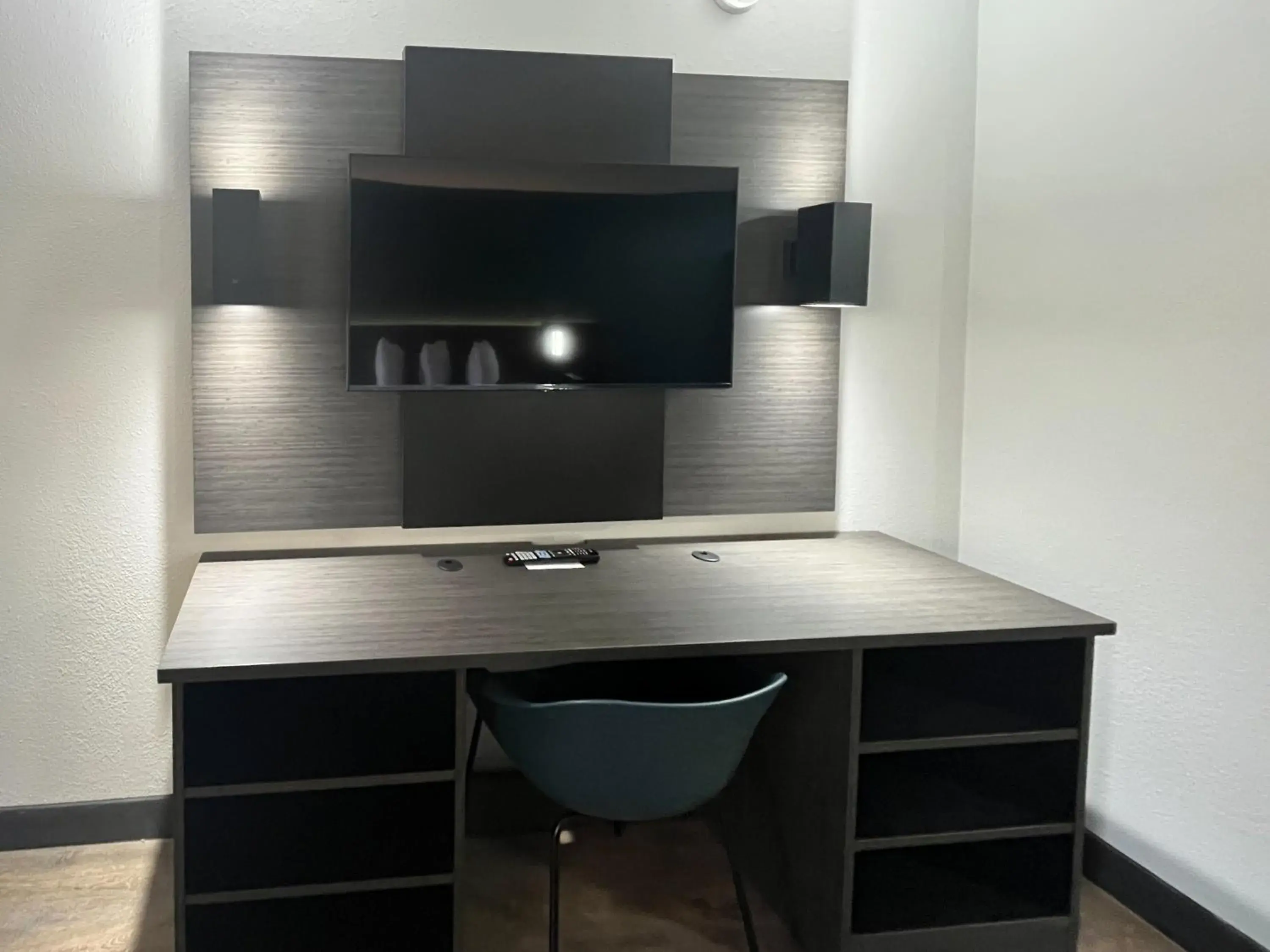 Quadruple Room - Disability Access - Roll in Shower in Studio 6 Huntsville, AL University Drive Quadruple Room - Disability Access - Roll in Shower in Studio 6 Huntsville, AL University Drive