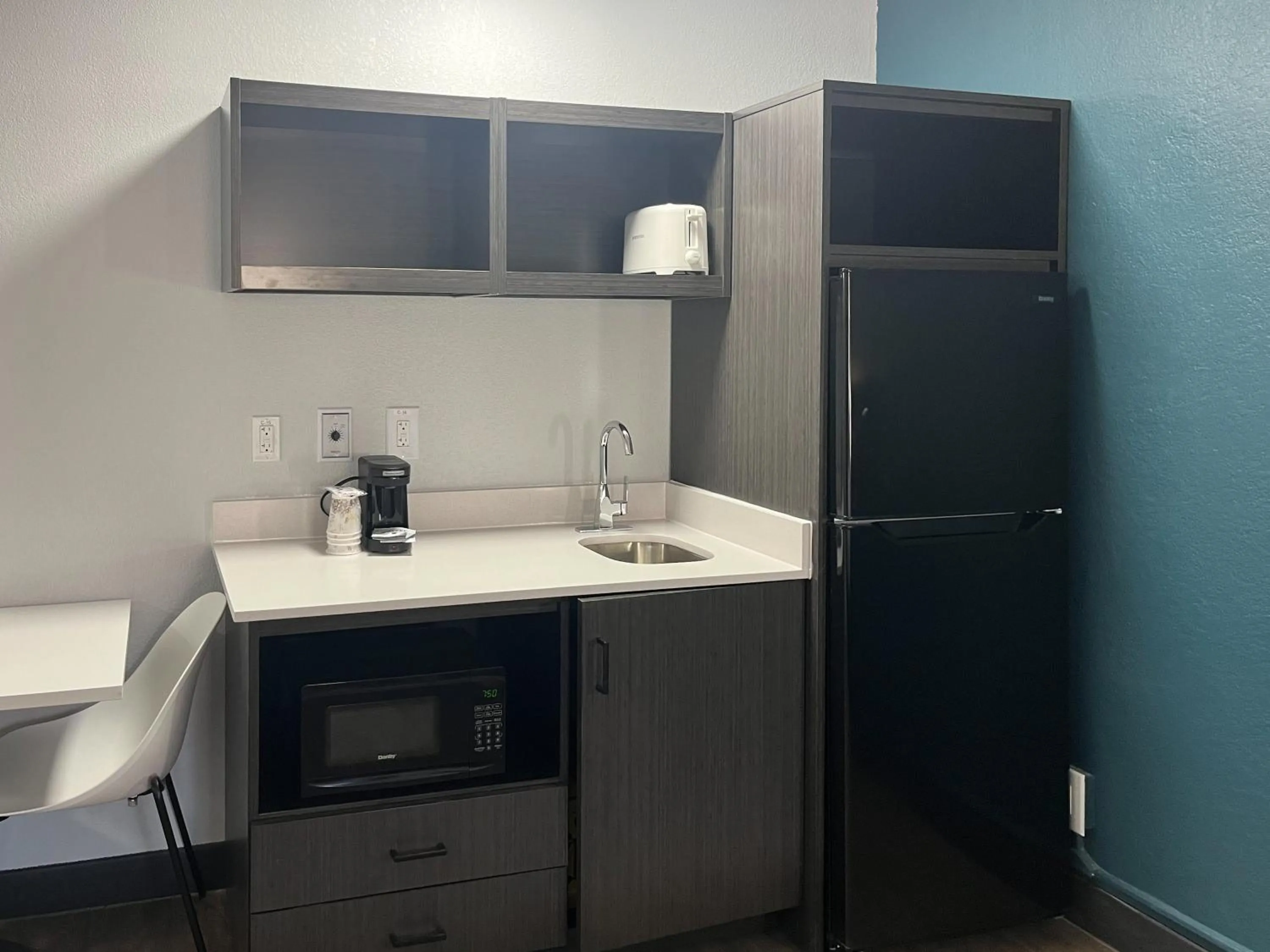 kitchen in Studio 6 Huntsville, AL University Drive