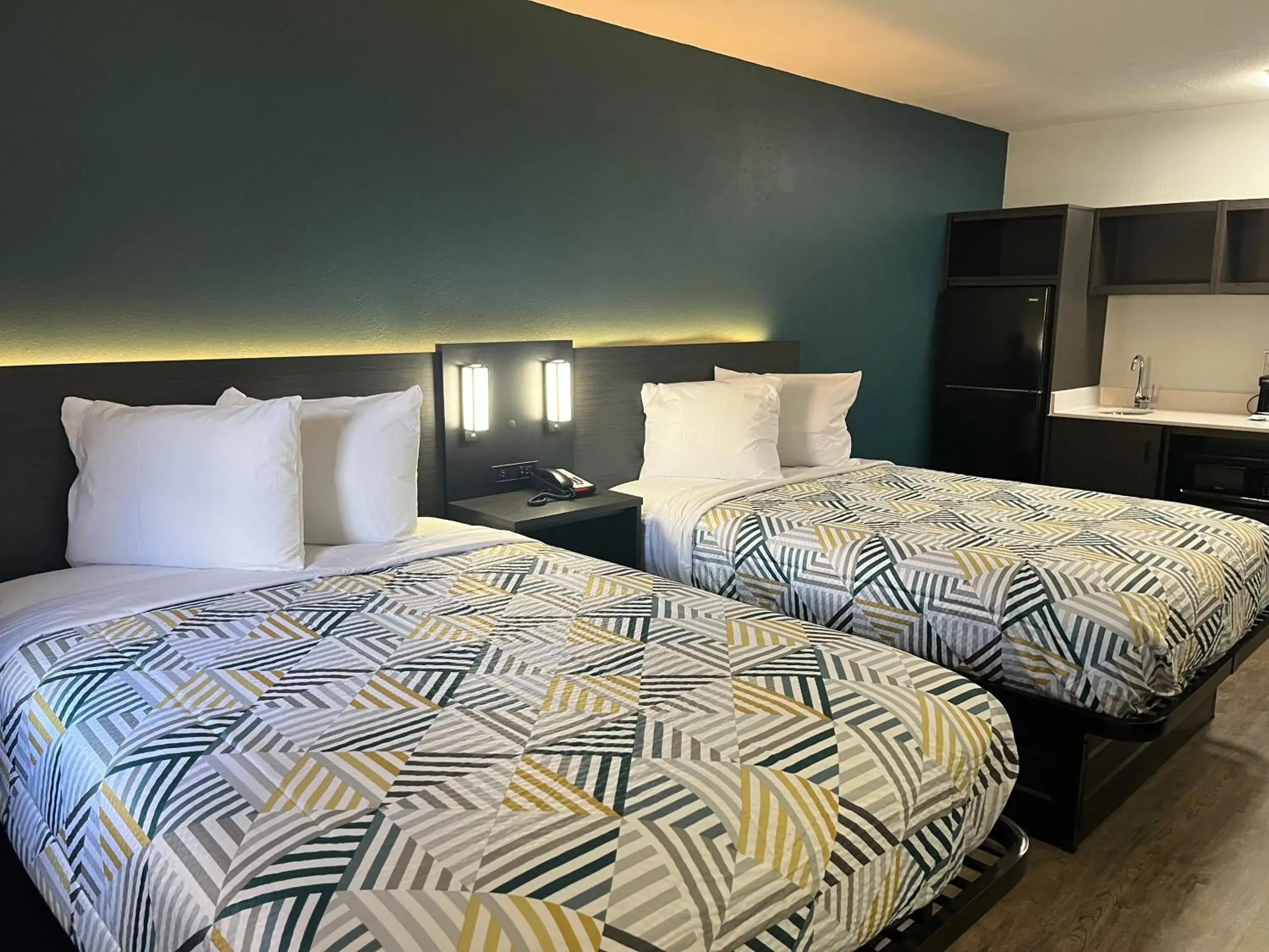 Quadruple Room - Non-Smoking in Studio 6 Huntsville, AL University Drive Quadruple Room - Non-Smoking in Studio 6 Huntsville, AL University Drive