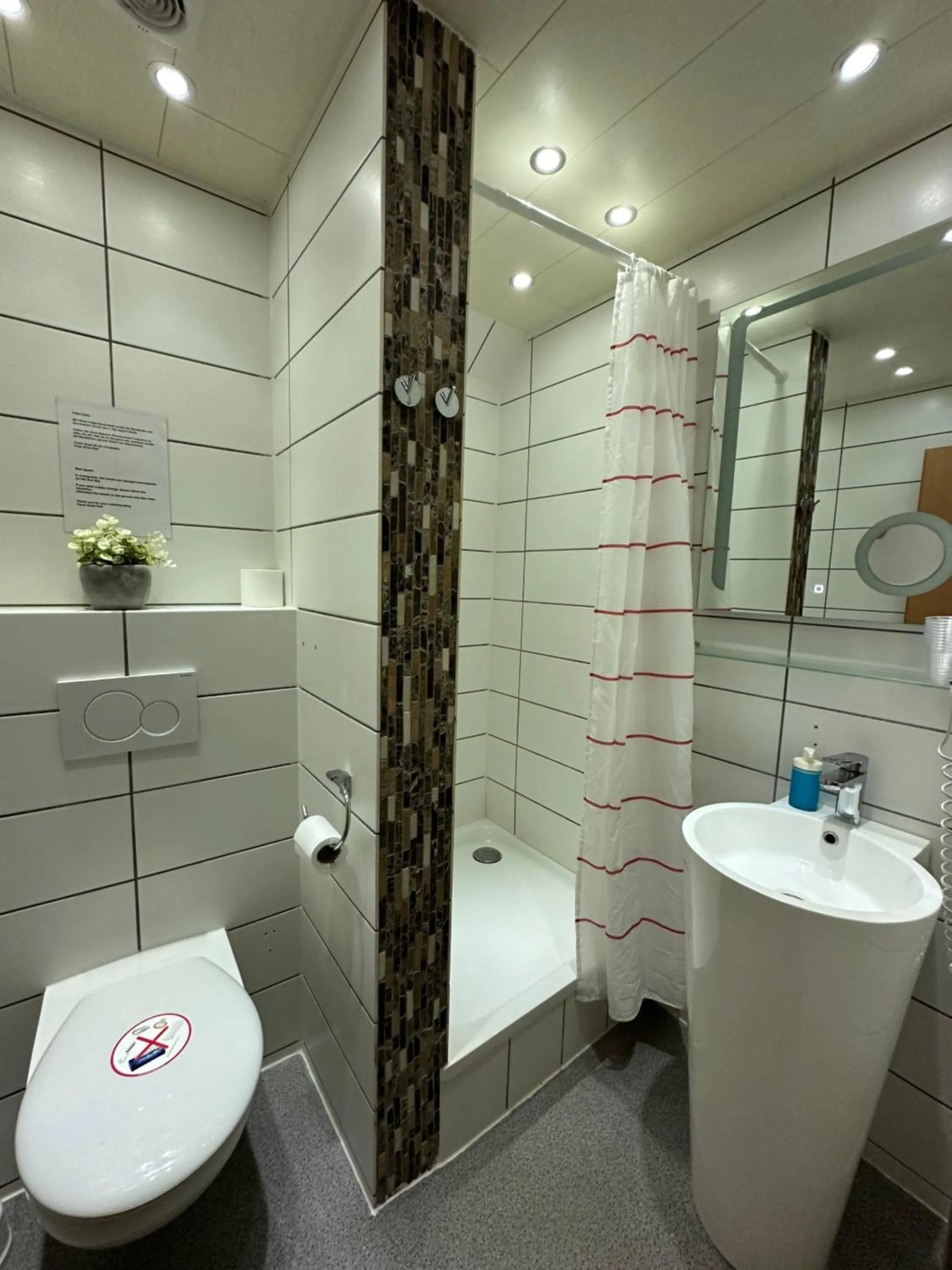 Double Room with Private Bathroom in Hotel Holl Beyra