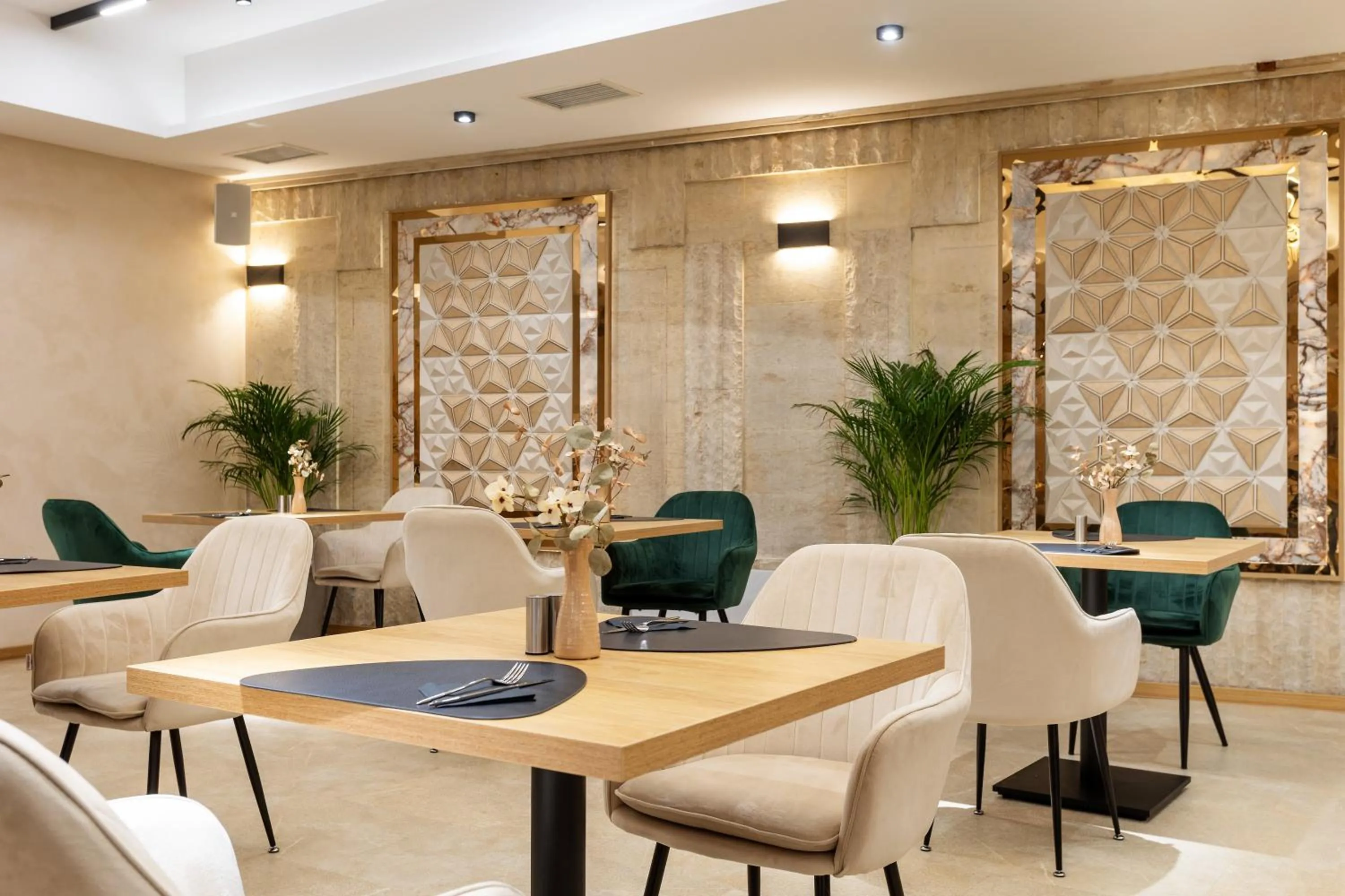 Restaurant/places to eat in AMAR Design Hotel by HMG