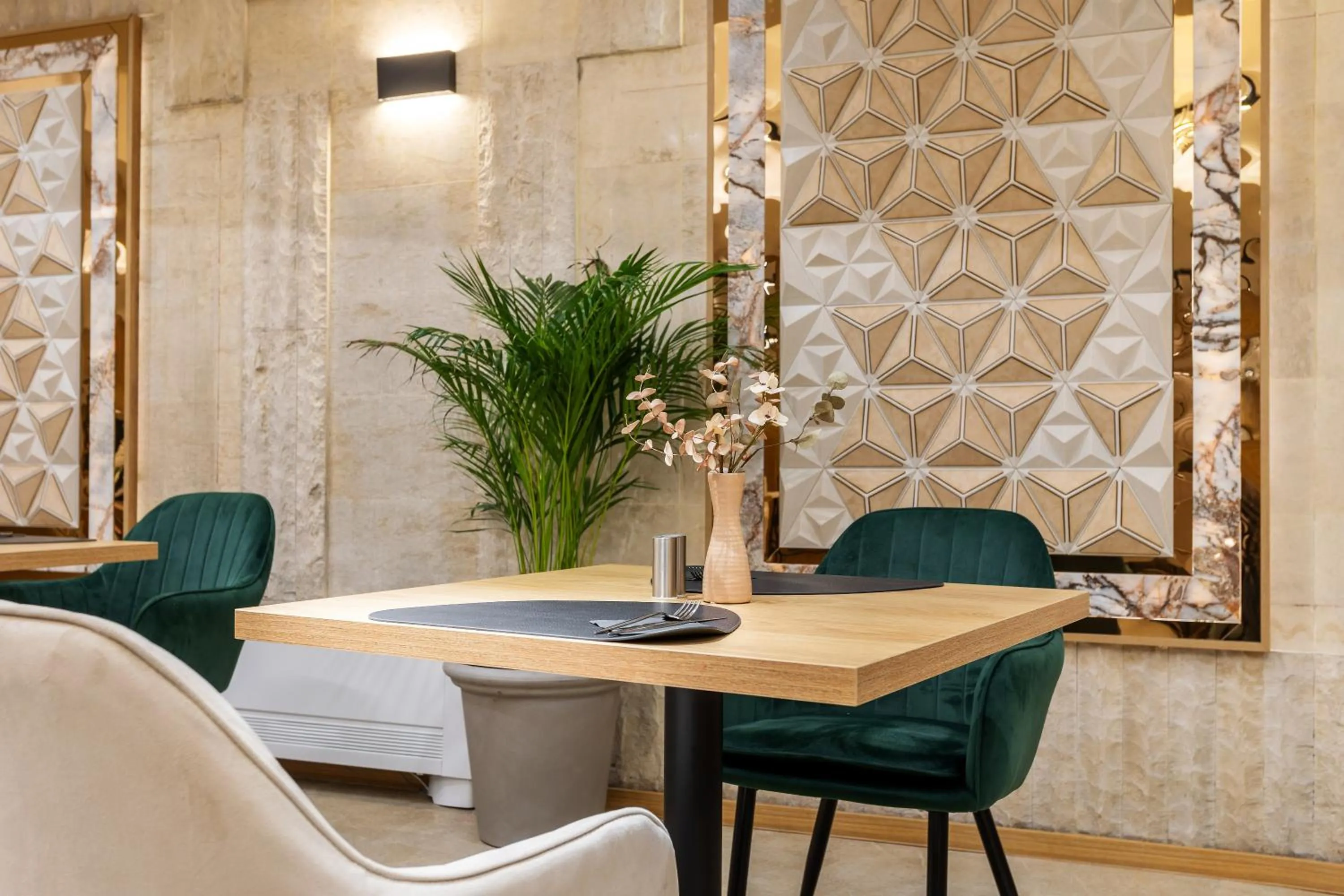 Restaurant/places to eat in AMAR Design Hotel by HMG