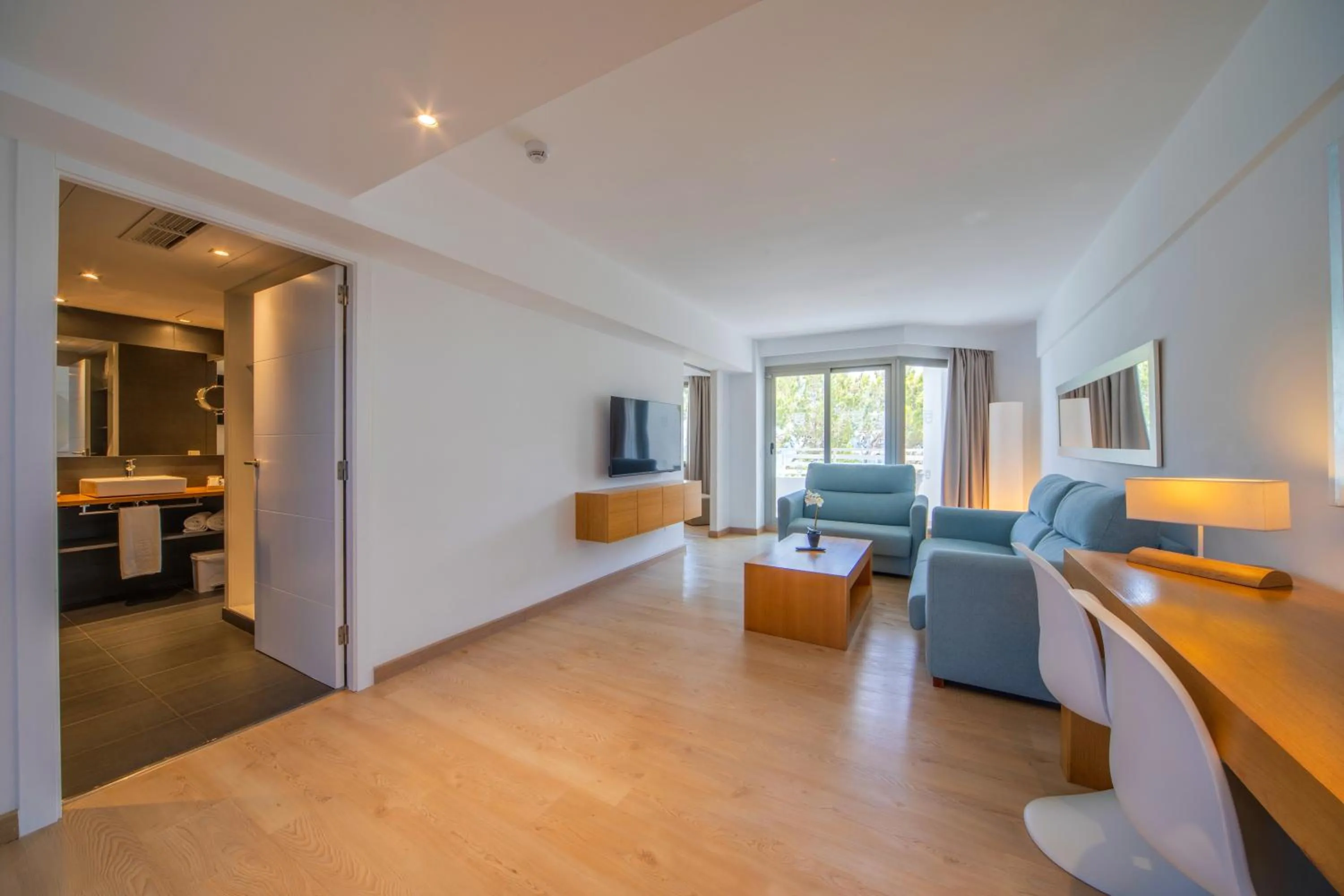 Living room, Bed in Playa Esperanza Resort Affiliated by Meliá