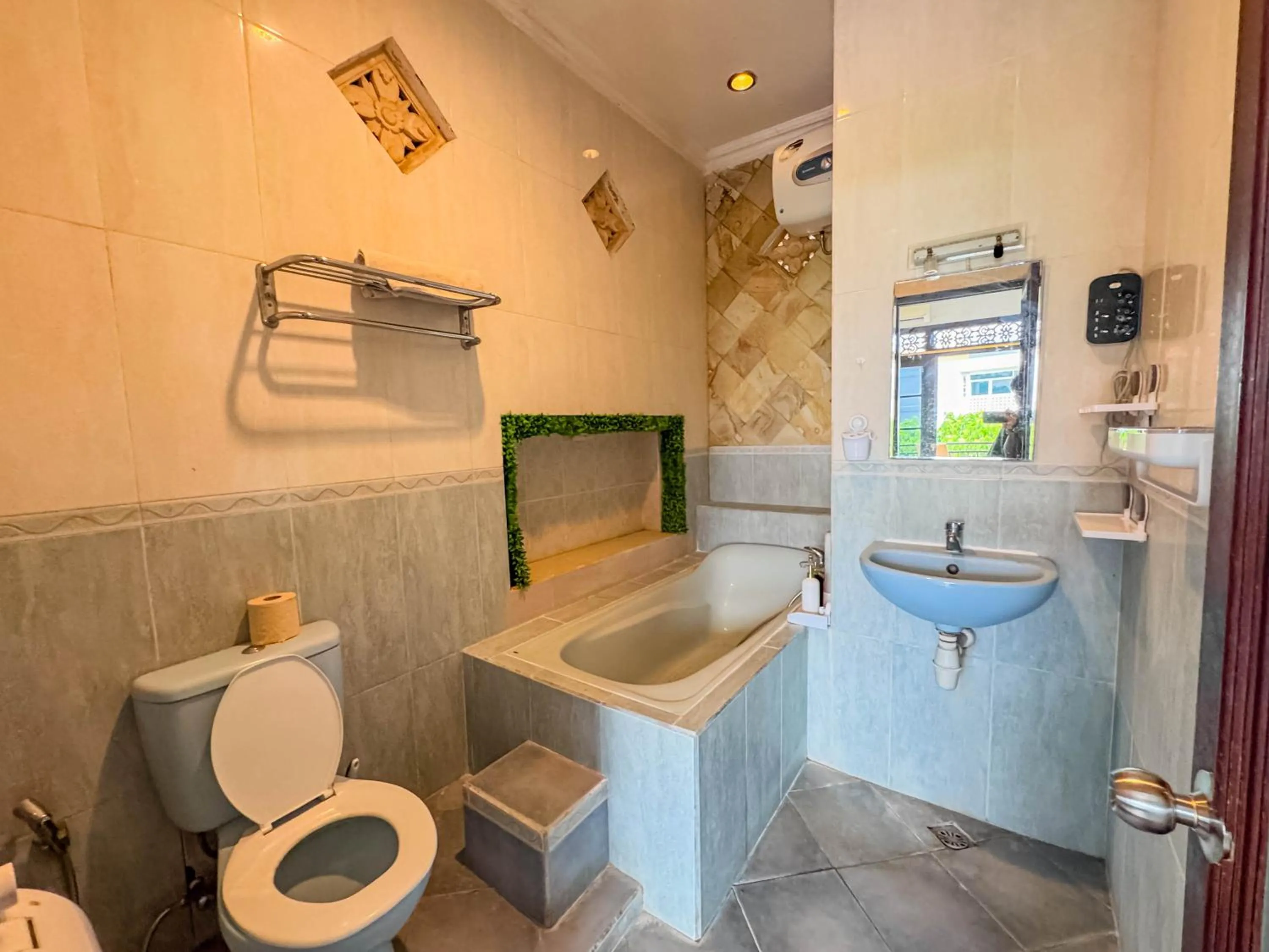 Shower in Griya Shanti Homestay
