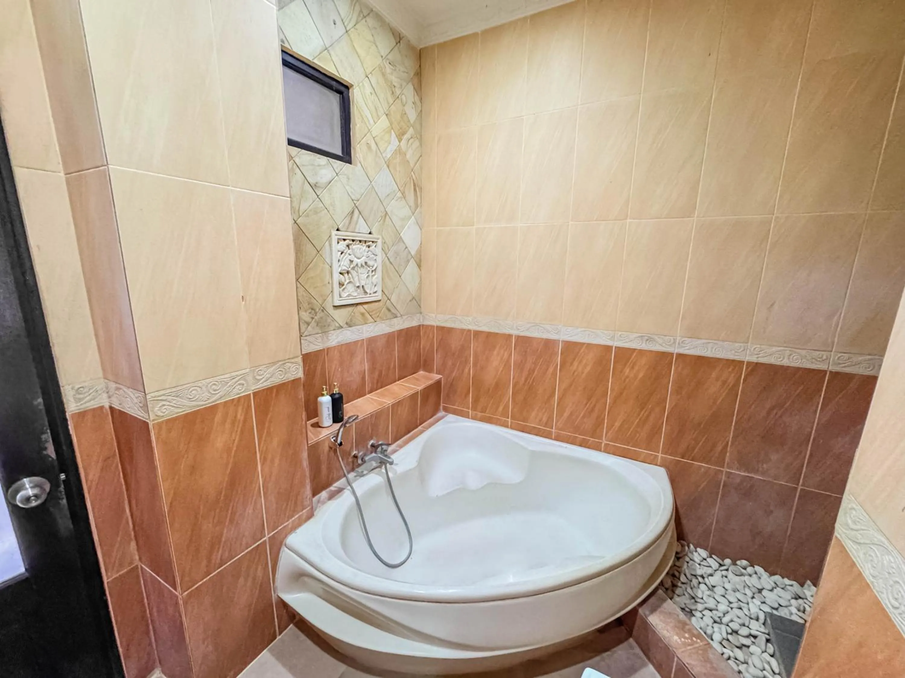 Shower in Griya Shanti Homestay
