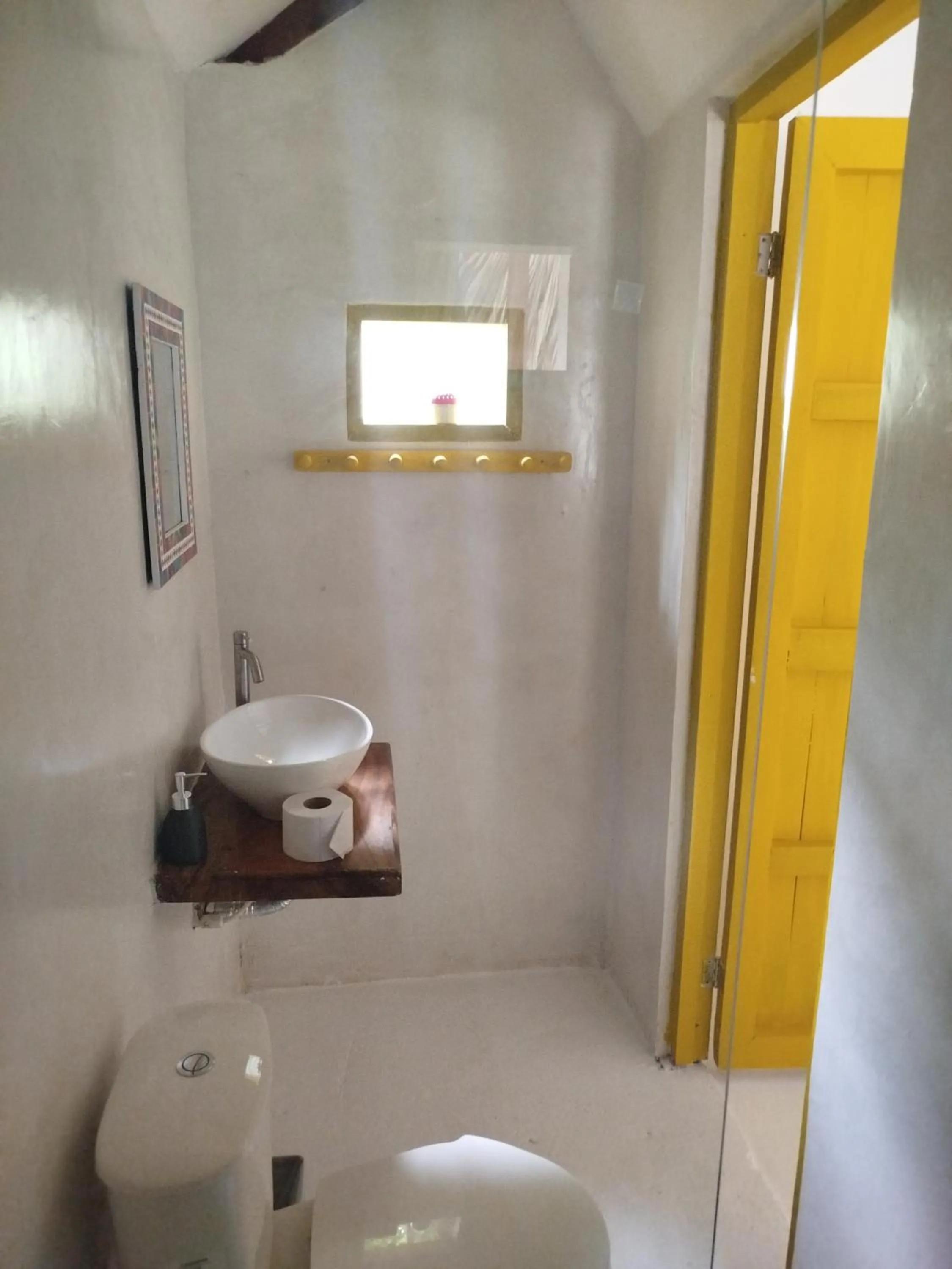 Shower in Hotel Coral Sand Islas Del Rosario