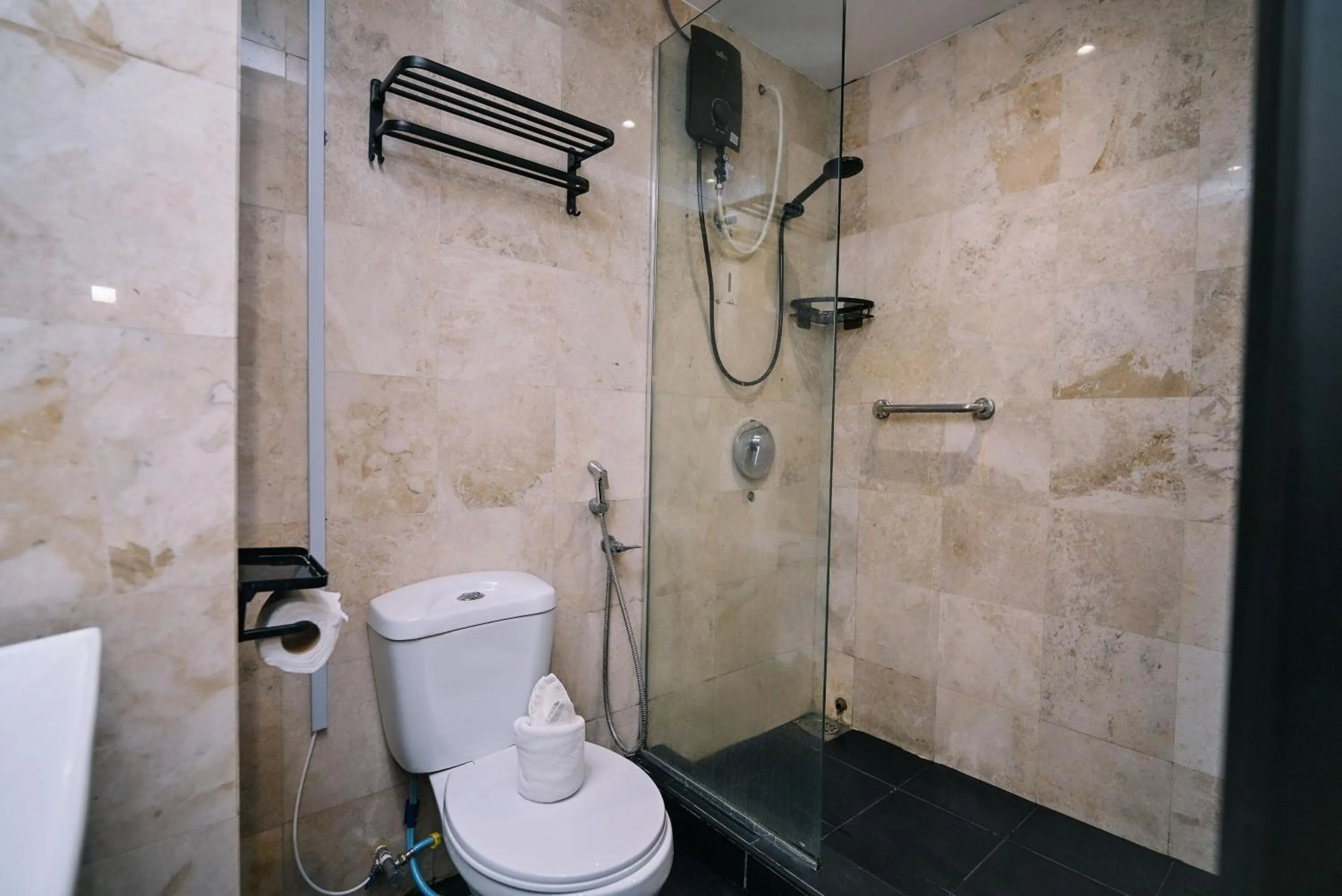 Shower in Kingston Hotel 4 - TRX