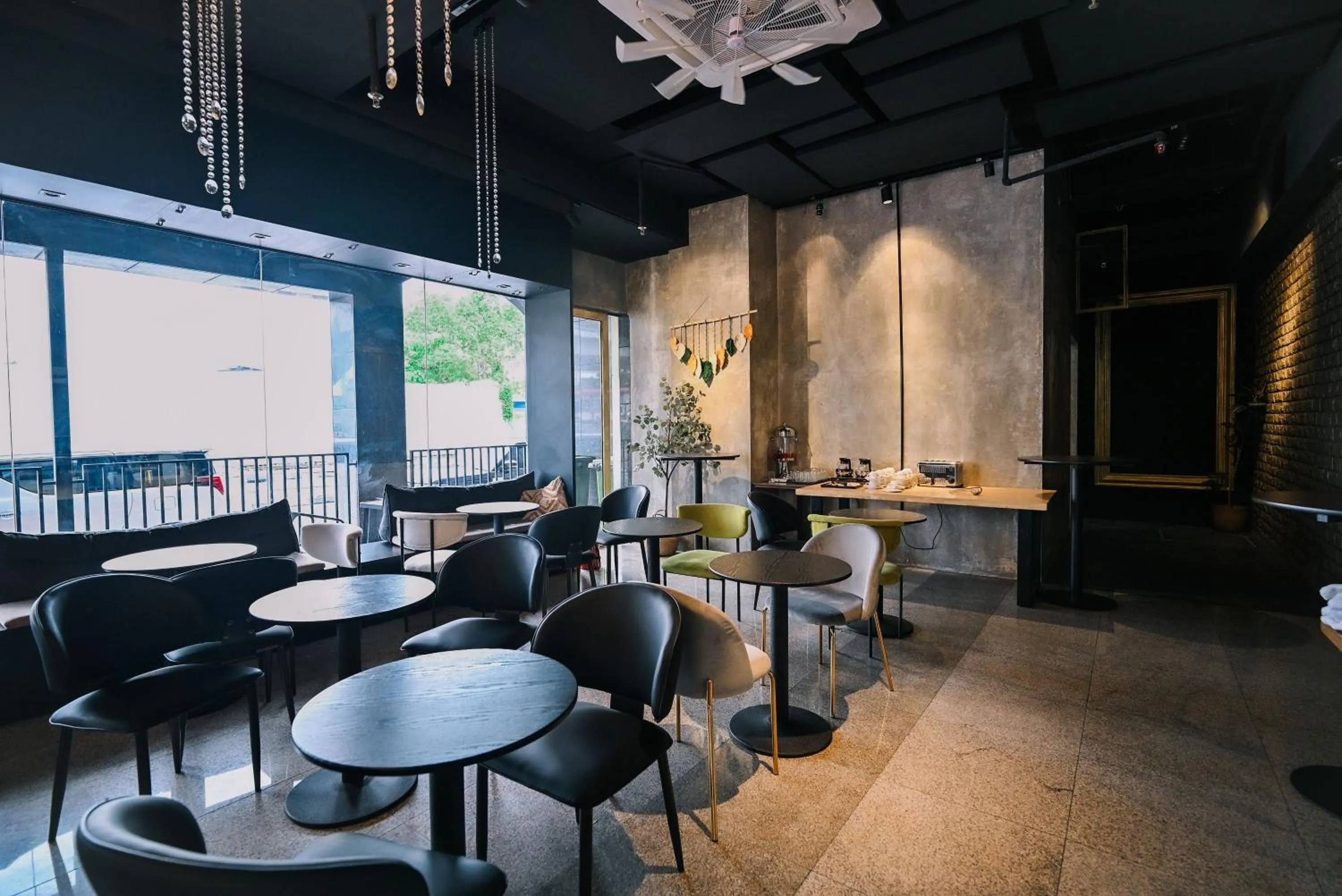 Dining area in Kingston Hotel 4 - TRX