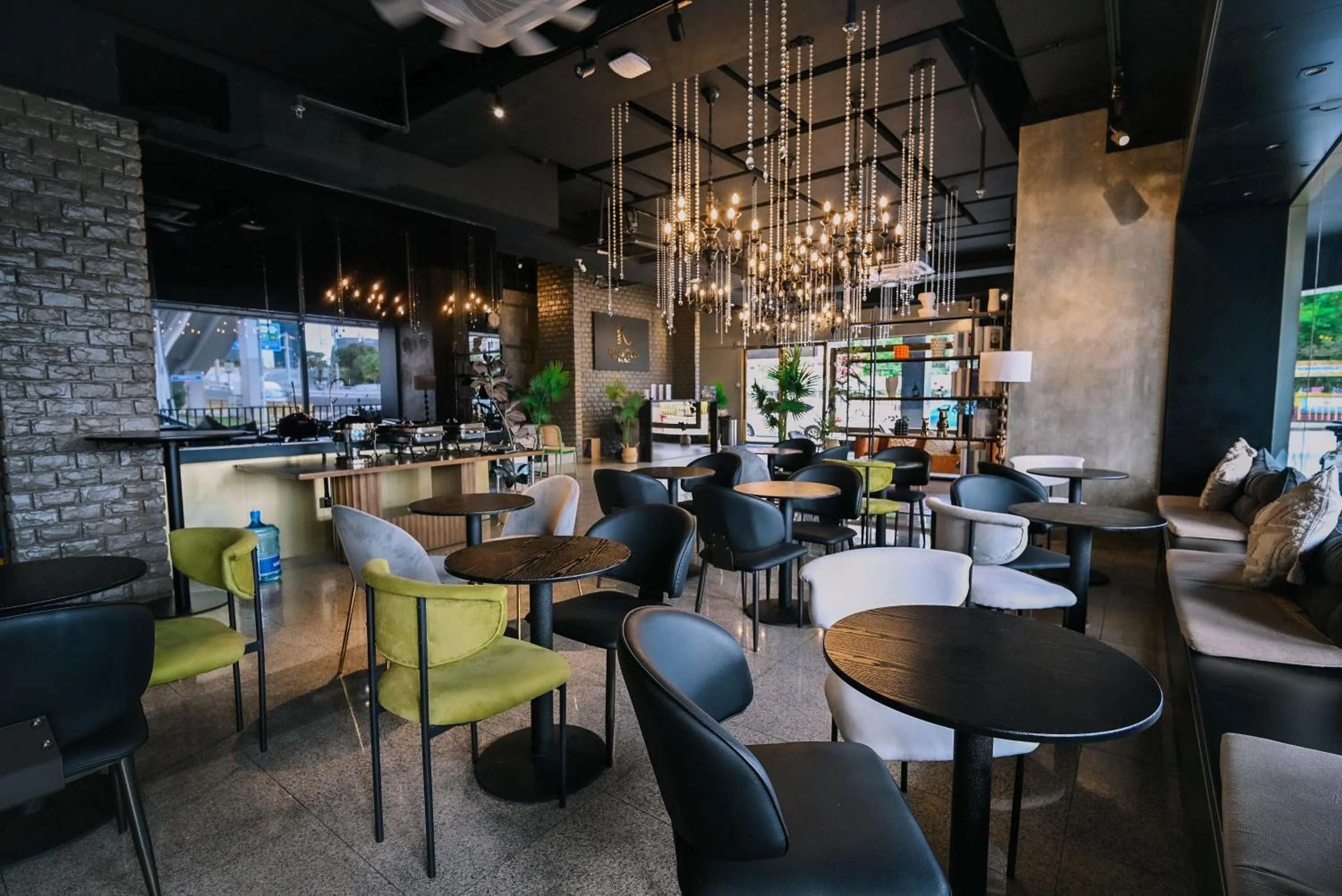 Dining area in Kingston Hotel 4 - TRX