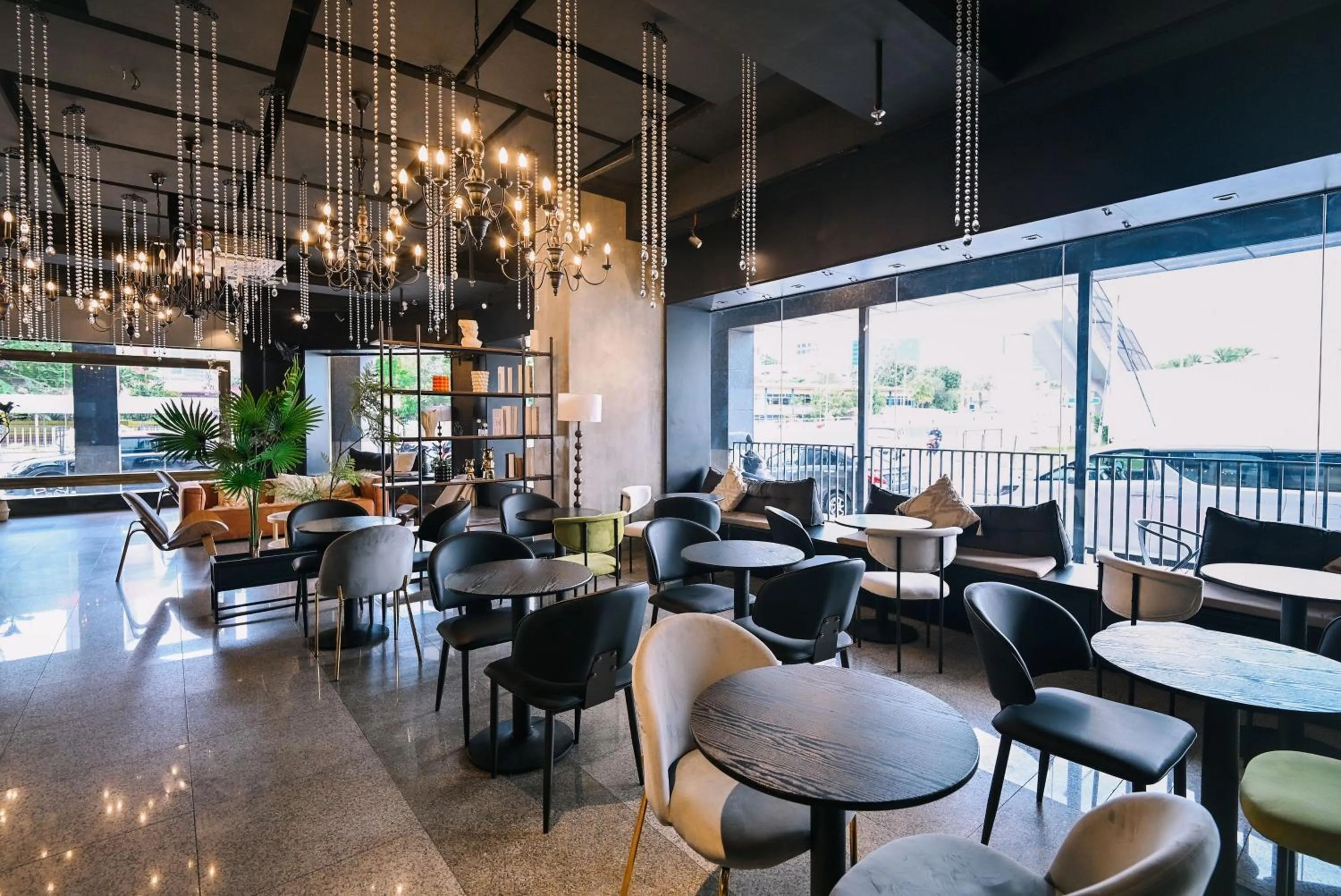 Dining area in Kingston Hotel 4 - TRX