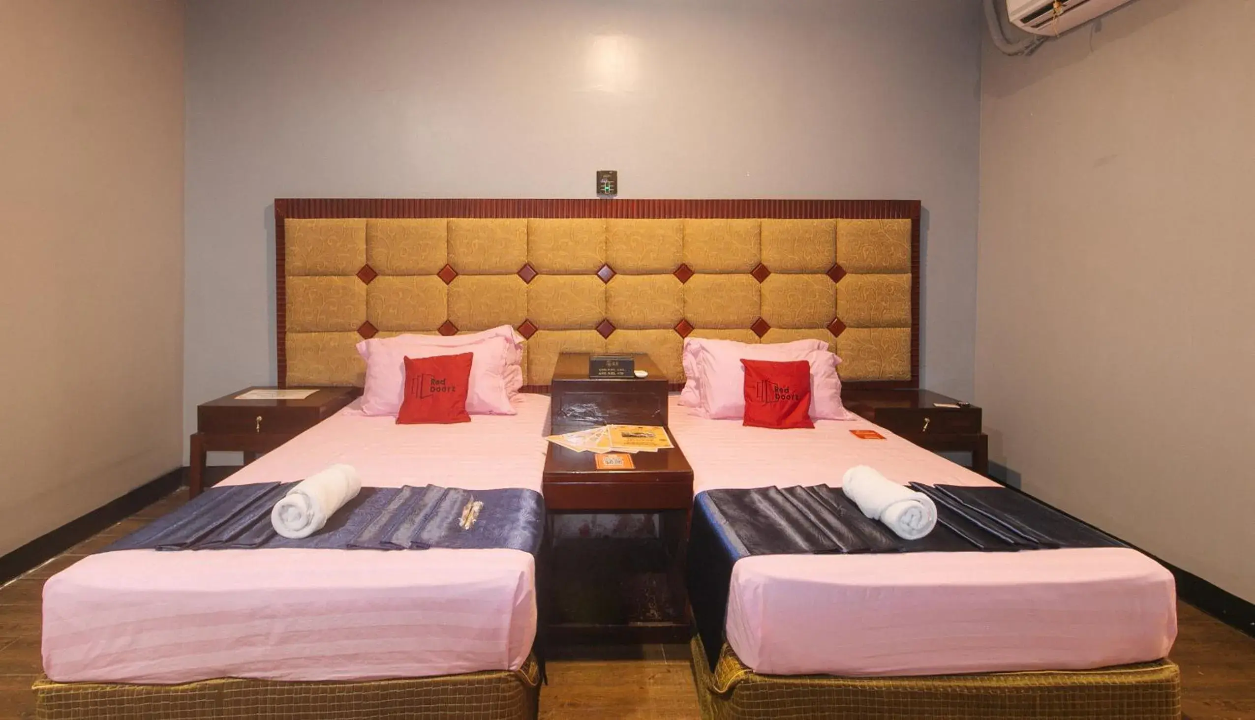 Deluxe Twin Room in RedDoorz Premium at JjimJBang Hotel Spa Deluxe Twin Room in RedDoorz Premium at JjimJBang Hotel Spa