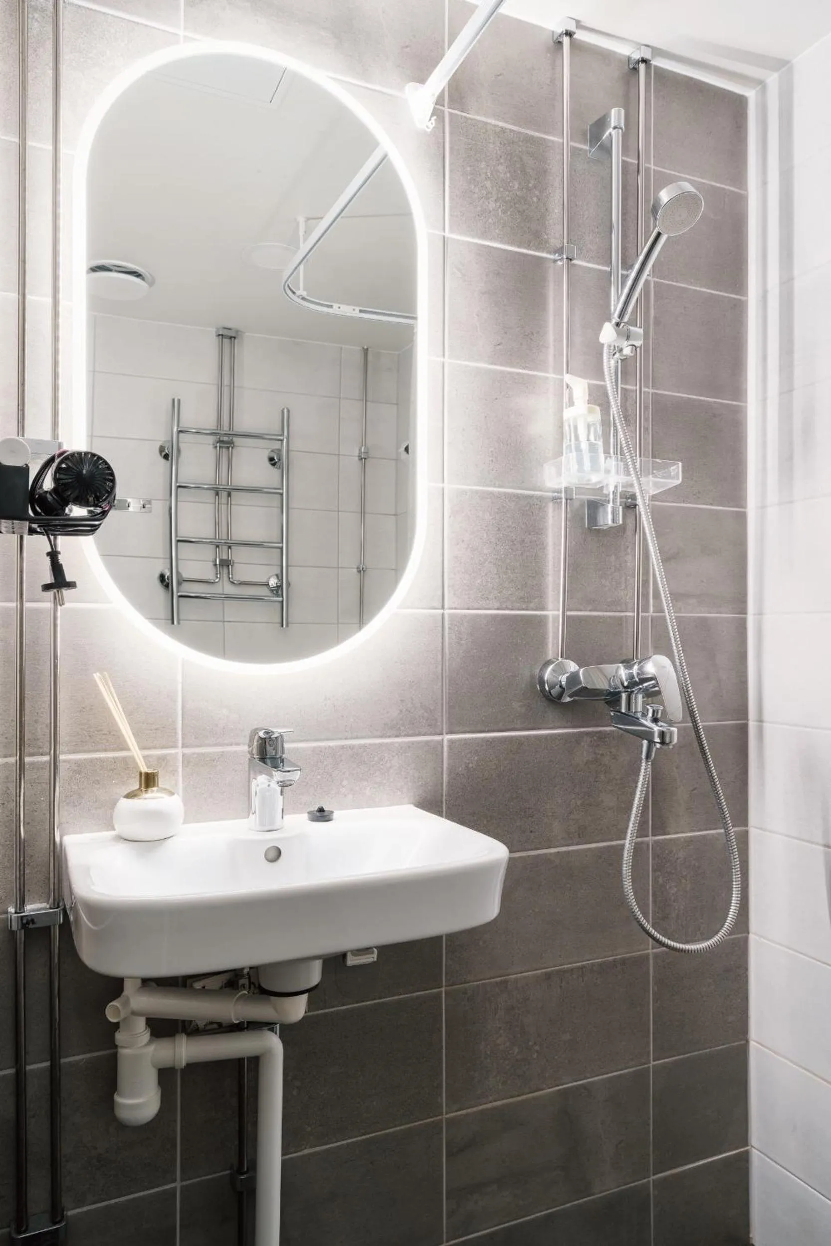 1BR Demure Design & Urban Living in Kamppi