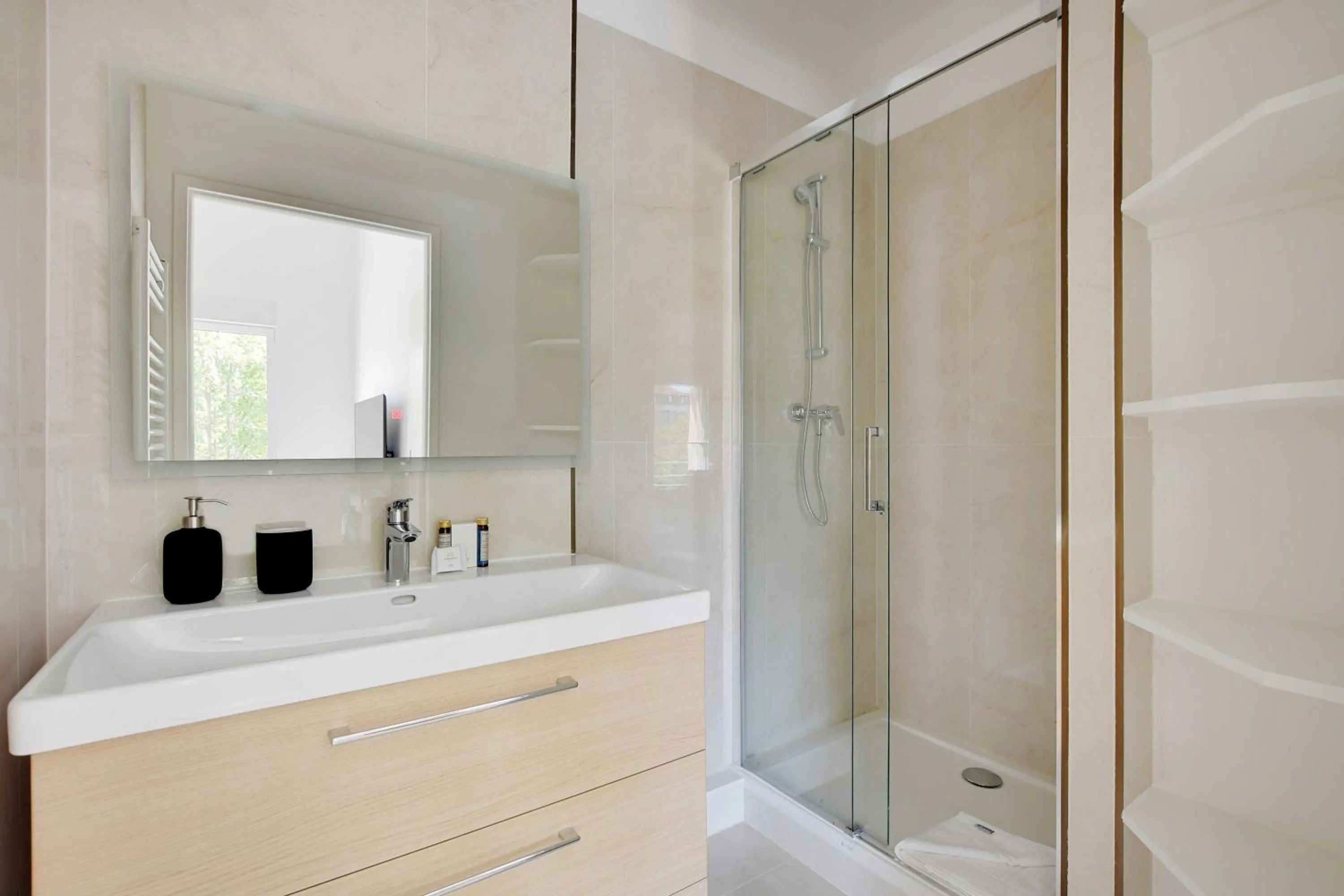 Shower in Modern Apartment - 1BD-4P - PMR - Nogent-sur-Marne