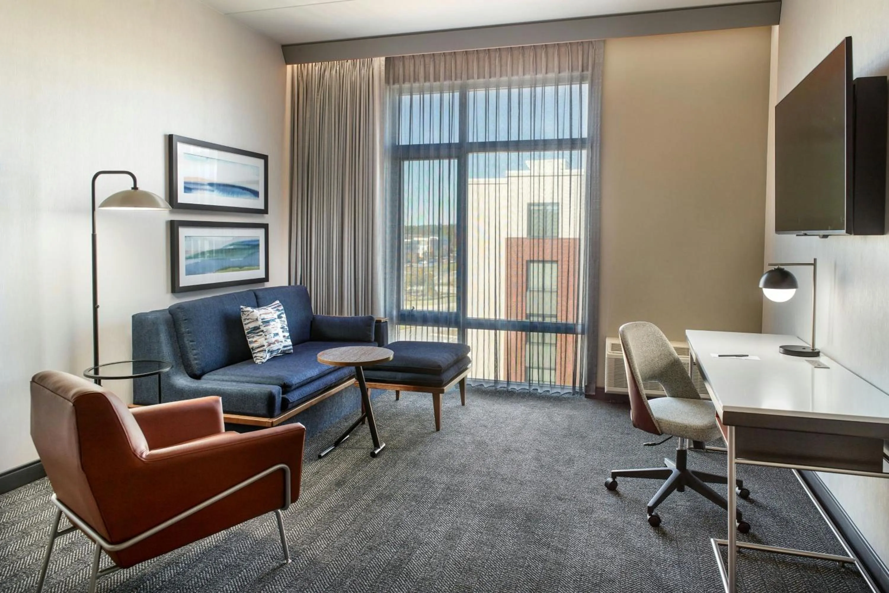 Living room in Courtyard by Marriott Atlanta Covington