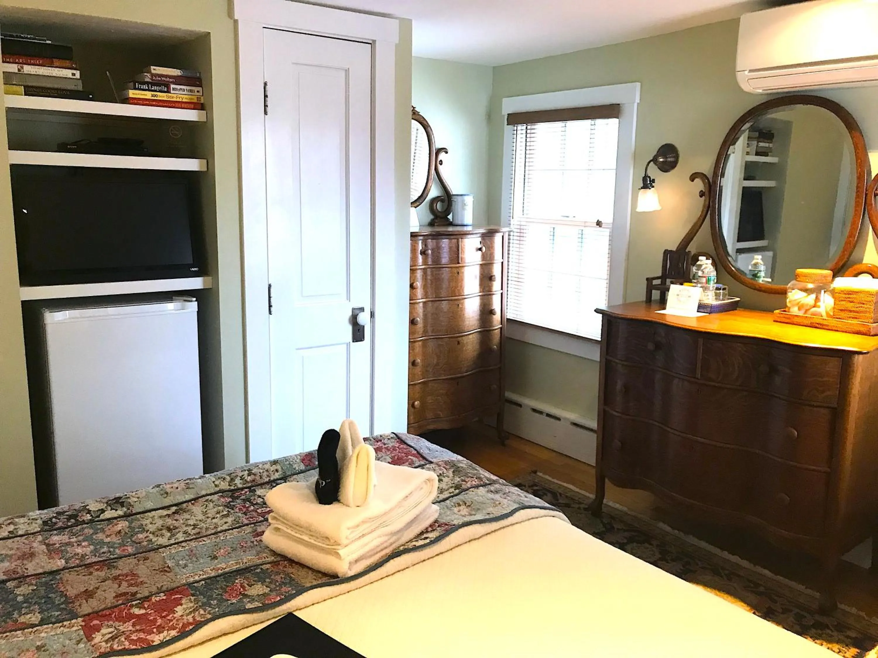 Bedroom, Bed in Revere Guest House