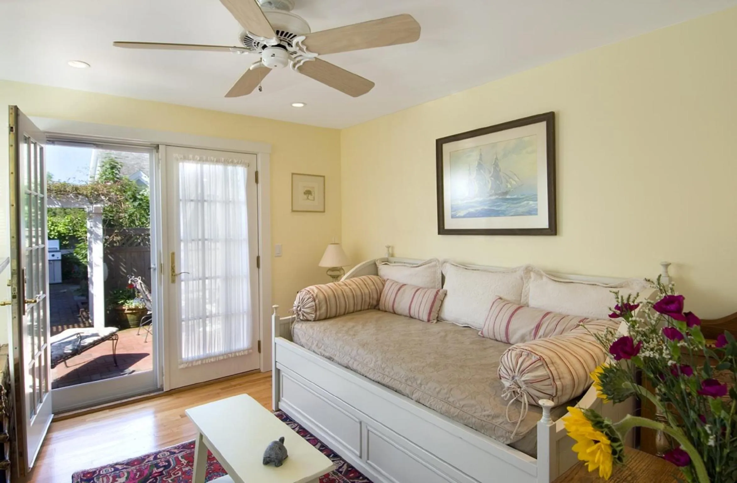 Living room, Bed in Revere Guest House
