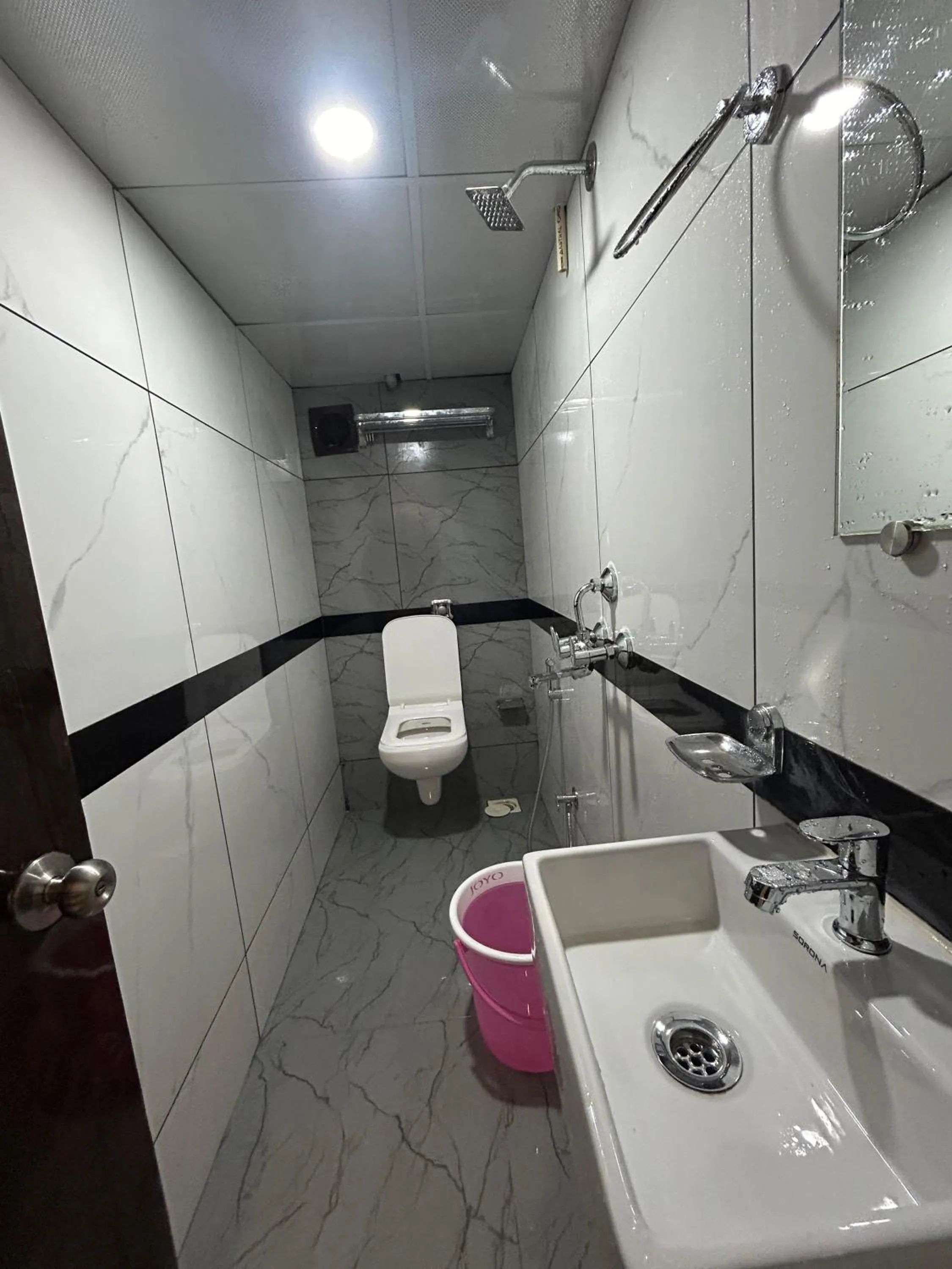 Bathroom in Hotel Rinza Residency