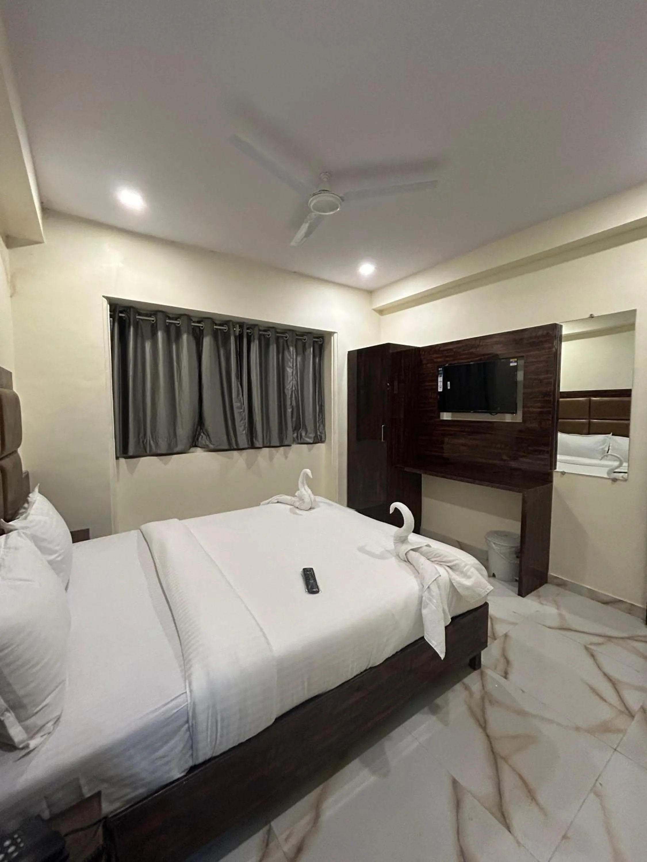 Bed in Hotel Rinza Residency