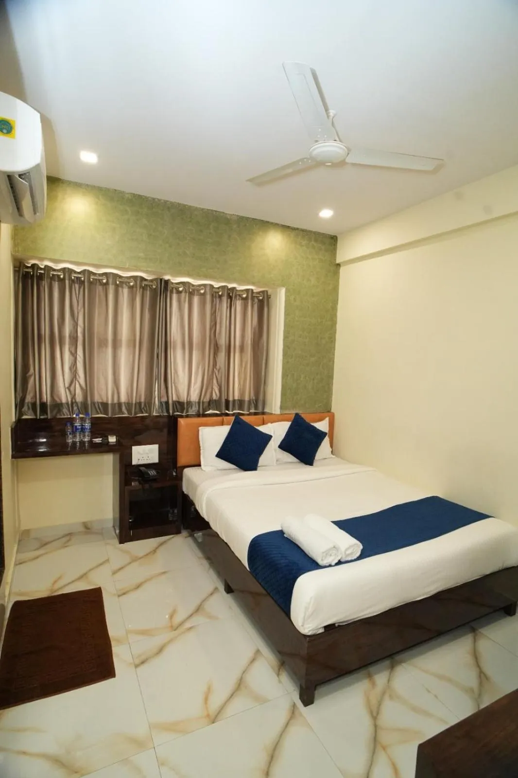 Bed in Hotel Rinza Residency