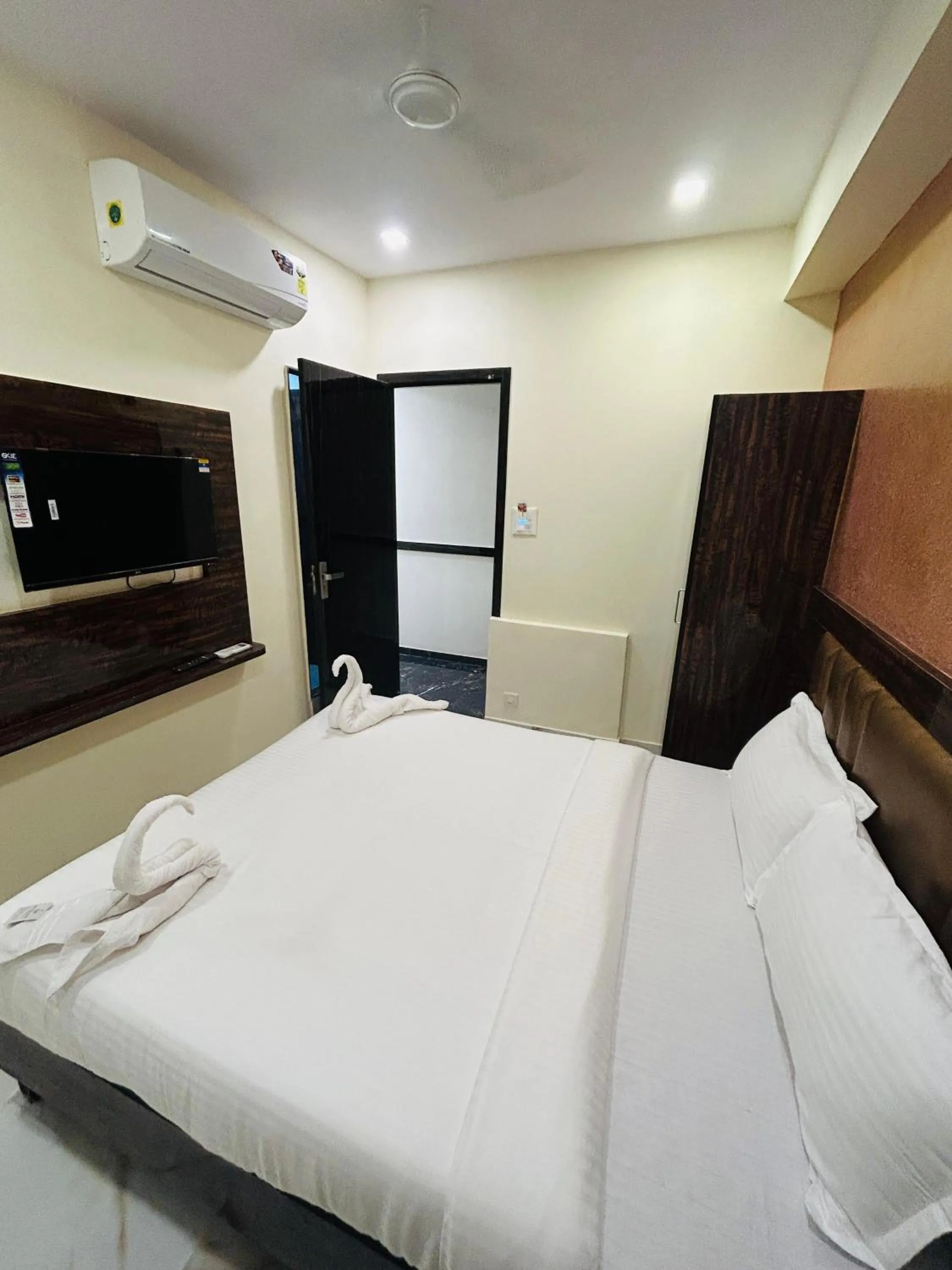 Bed in Hotel Rinza Residency