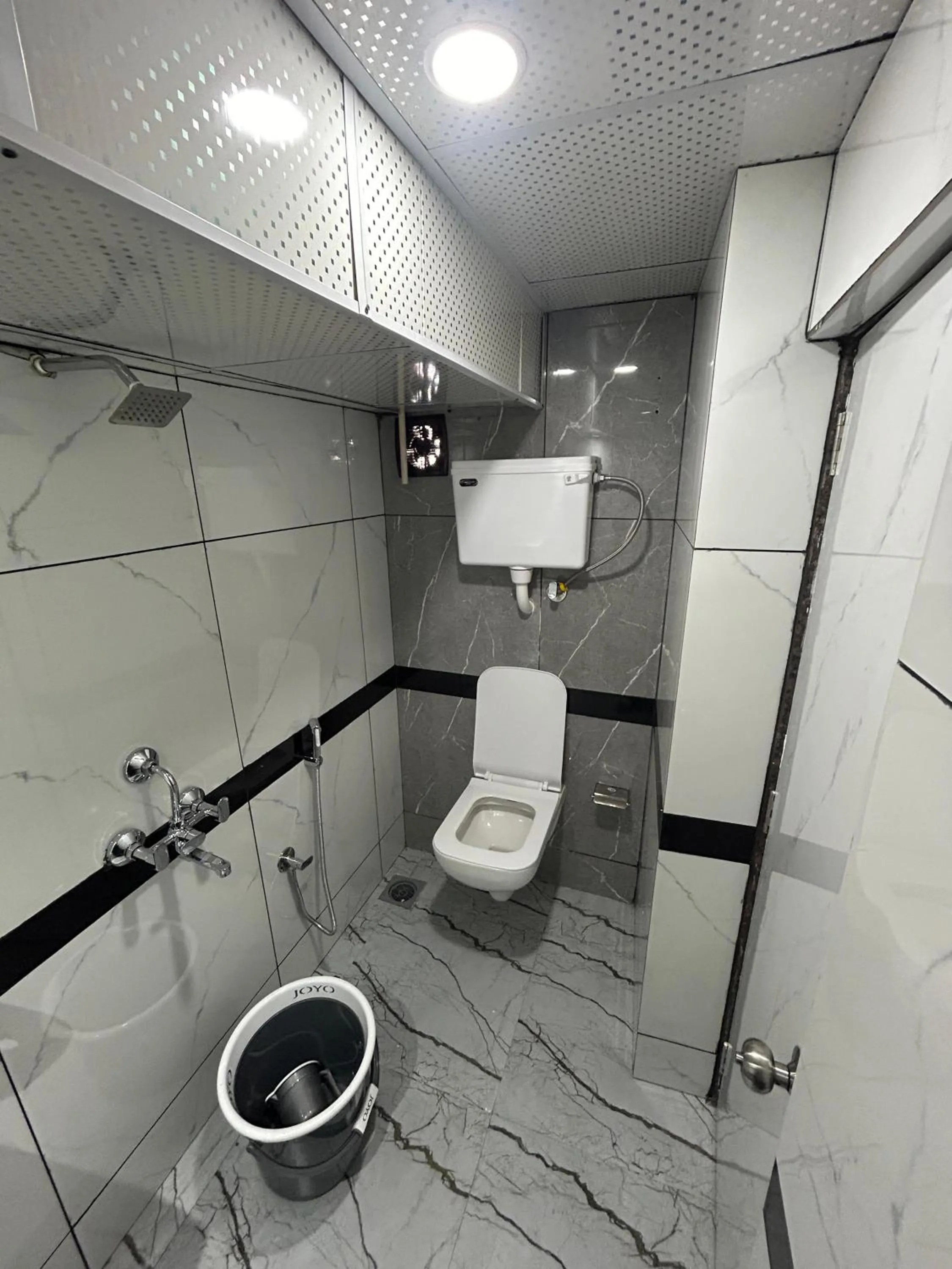 Bathroom in Hotel Rinza Residency